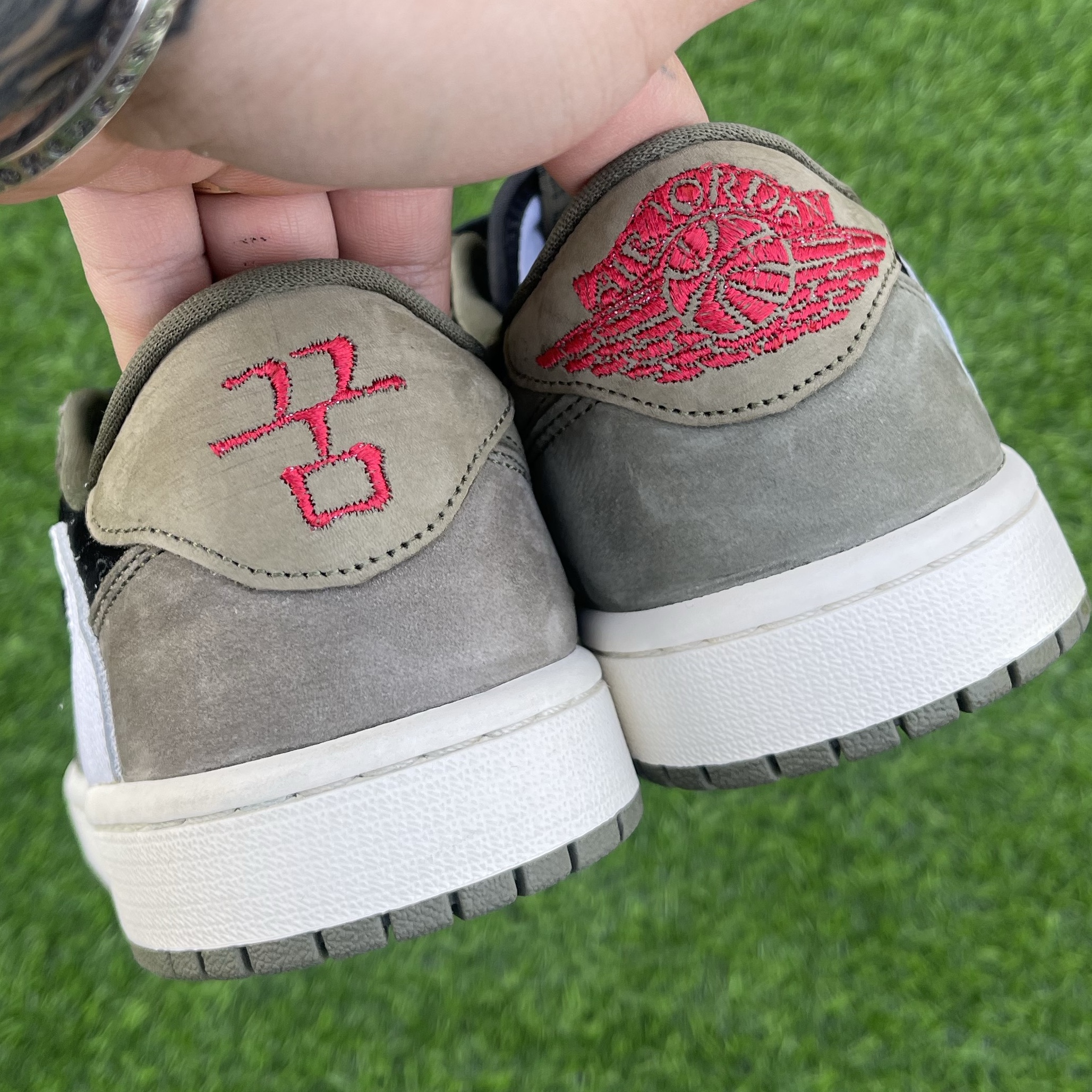 Jordan 1 Retro Low OG Medium Olive and Summit White 착용 스타일 - 5