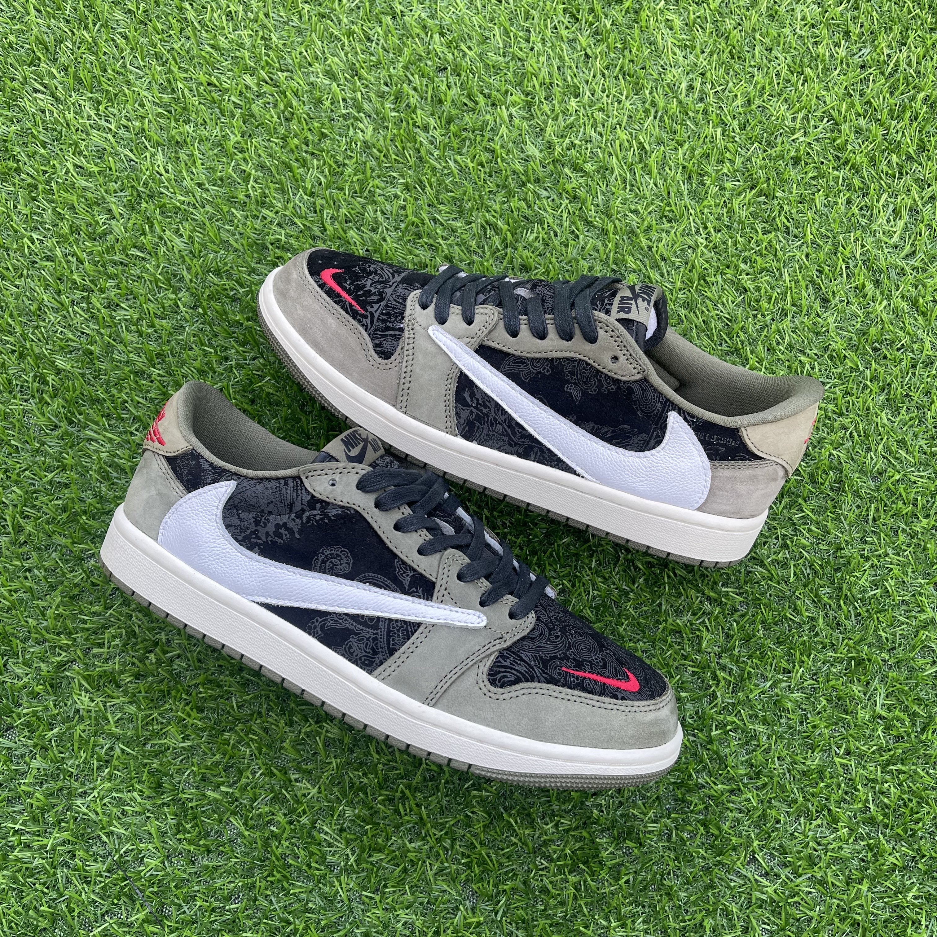 Jordan 1 Retro Low OG Medium Olive and Summit White 착용 스타일 - 2
