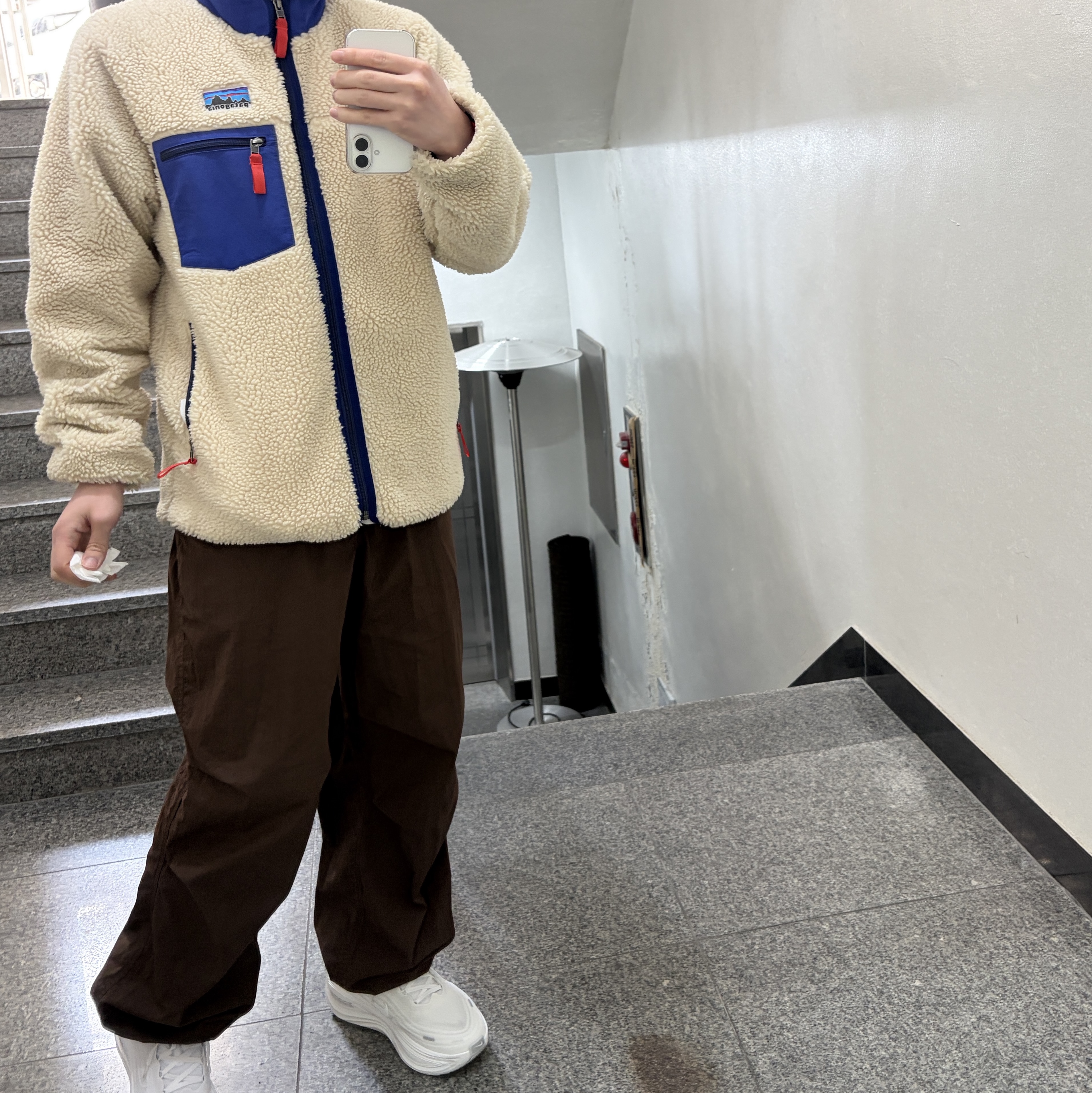 Patagonia Classic Retro-X Fleece Jacket Dark Natural, Nike Vomero Plus White Photon Dust 착용 스타일