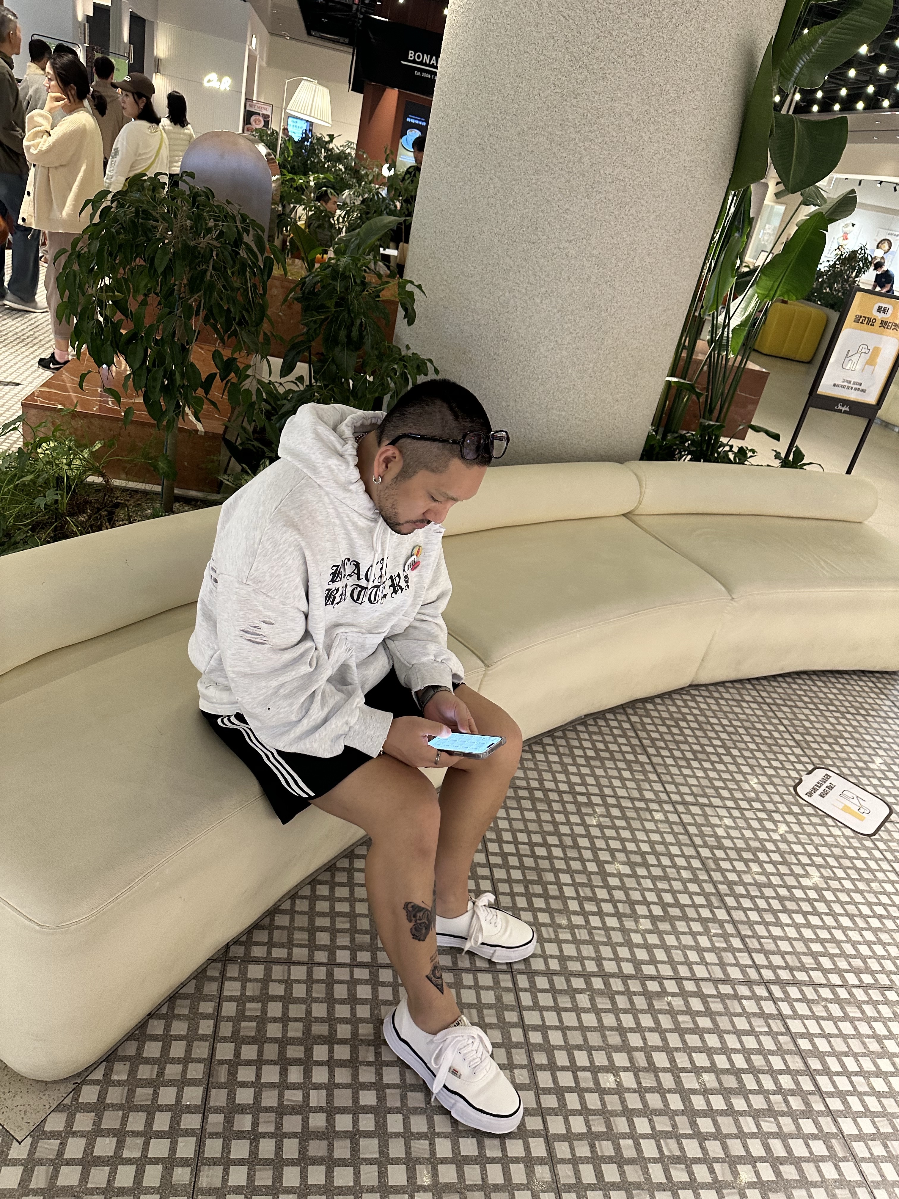 Maison Mihara Yasuhiro Baker OG Sole Canvas Low Cut Sneakers White, Adidas Adicolor Classic Sprinter Shorts Black - KR Sizing 착용 스타일 - 1