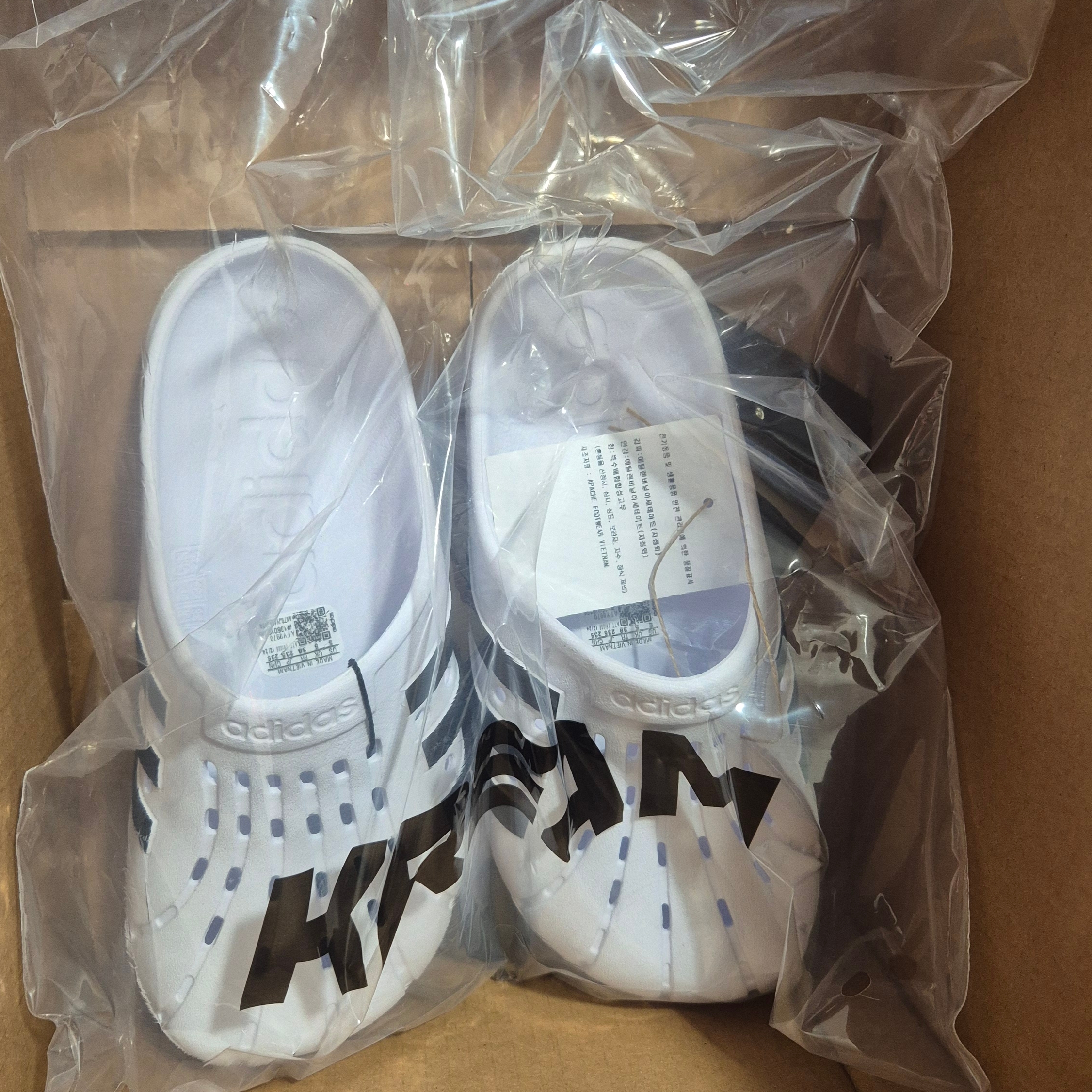 Adidas Adilette Clog White Black 착용 스타일