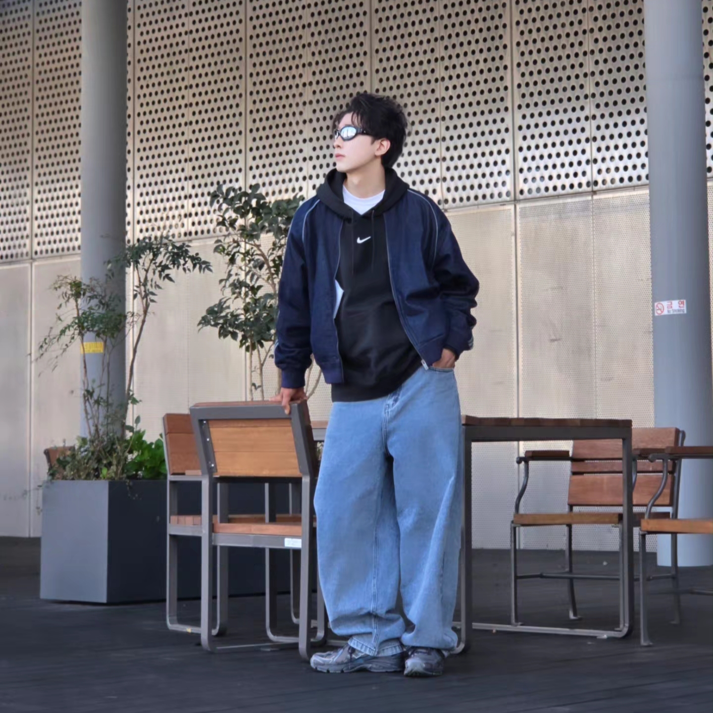 Nike x Drake Nocta Fleece Hoodie Black (FN7659-010), NOMANUAL Raw Vision Denim Pants White Blue 착용 스타일 - 4