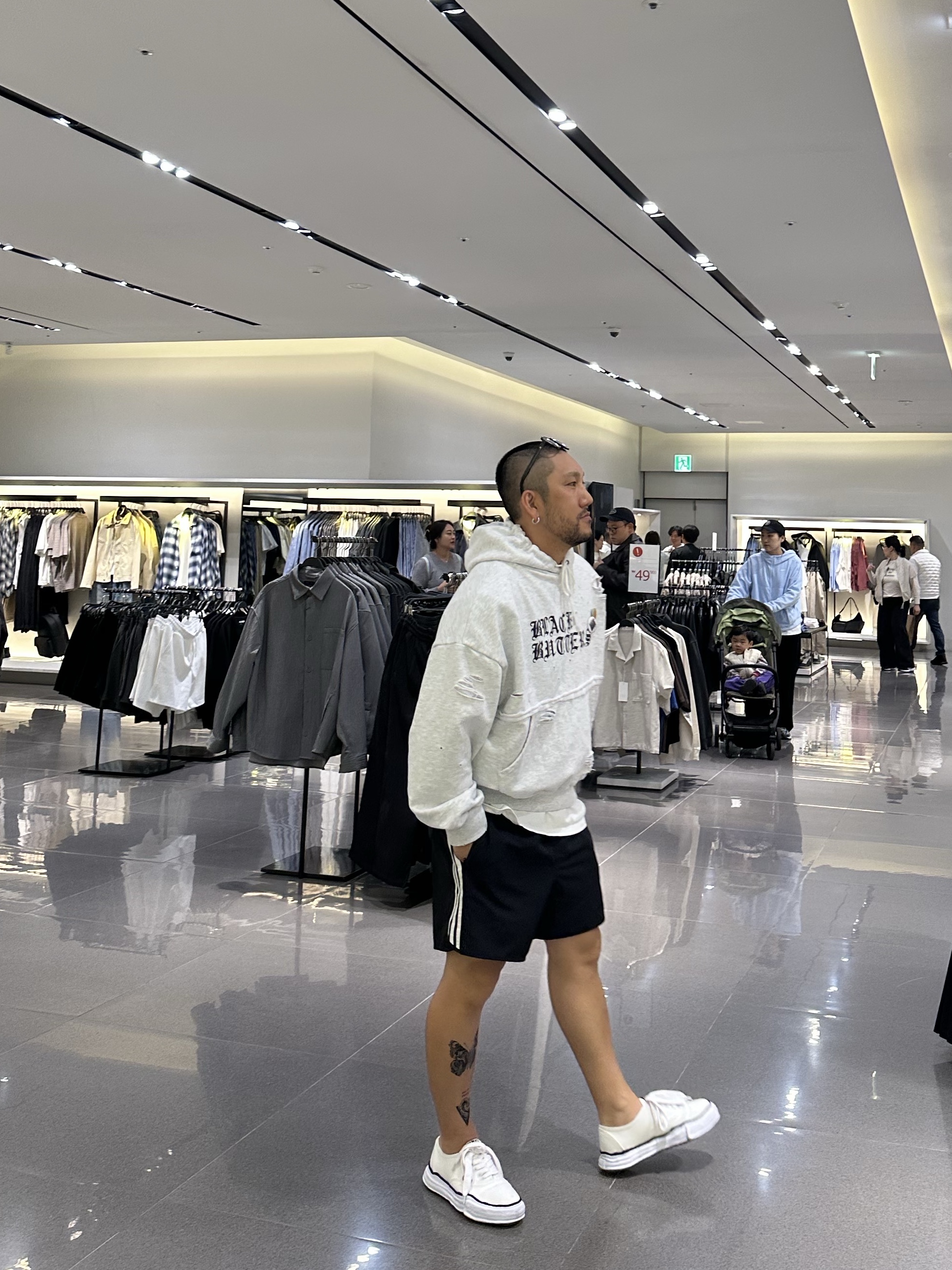 Maison Mihara Yasuhiro Baker OG Sole Canvas Low Cut Sneakers White, Adidas Adicolor Classic Sprinter Shorts Black - KR Sizing 착용 스타일 - 3