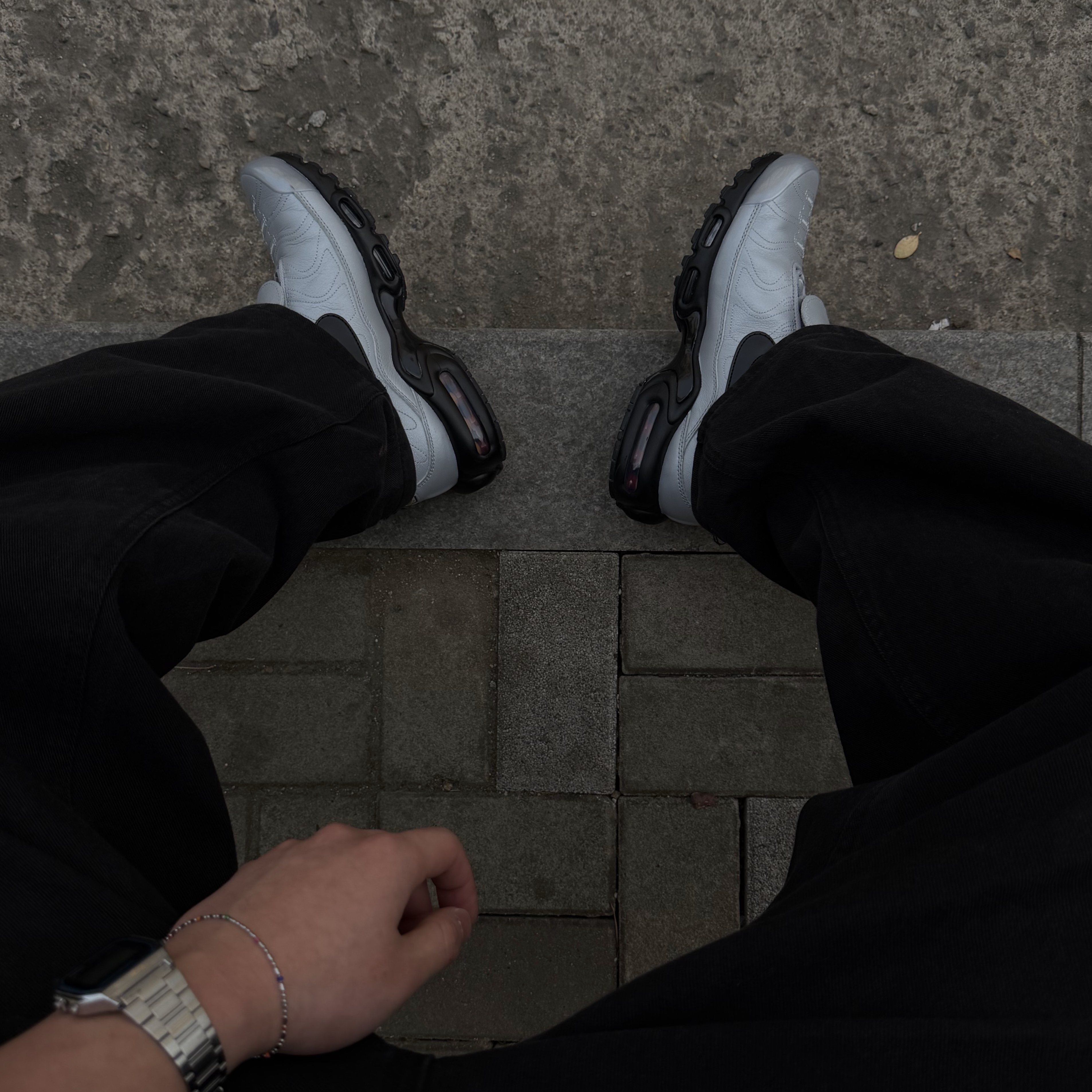 Nike Air Max Plus TNPO Wolf Grey and Black 착용 스타일