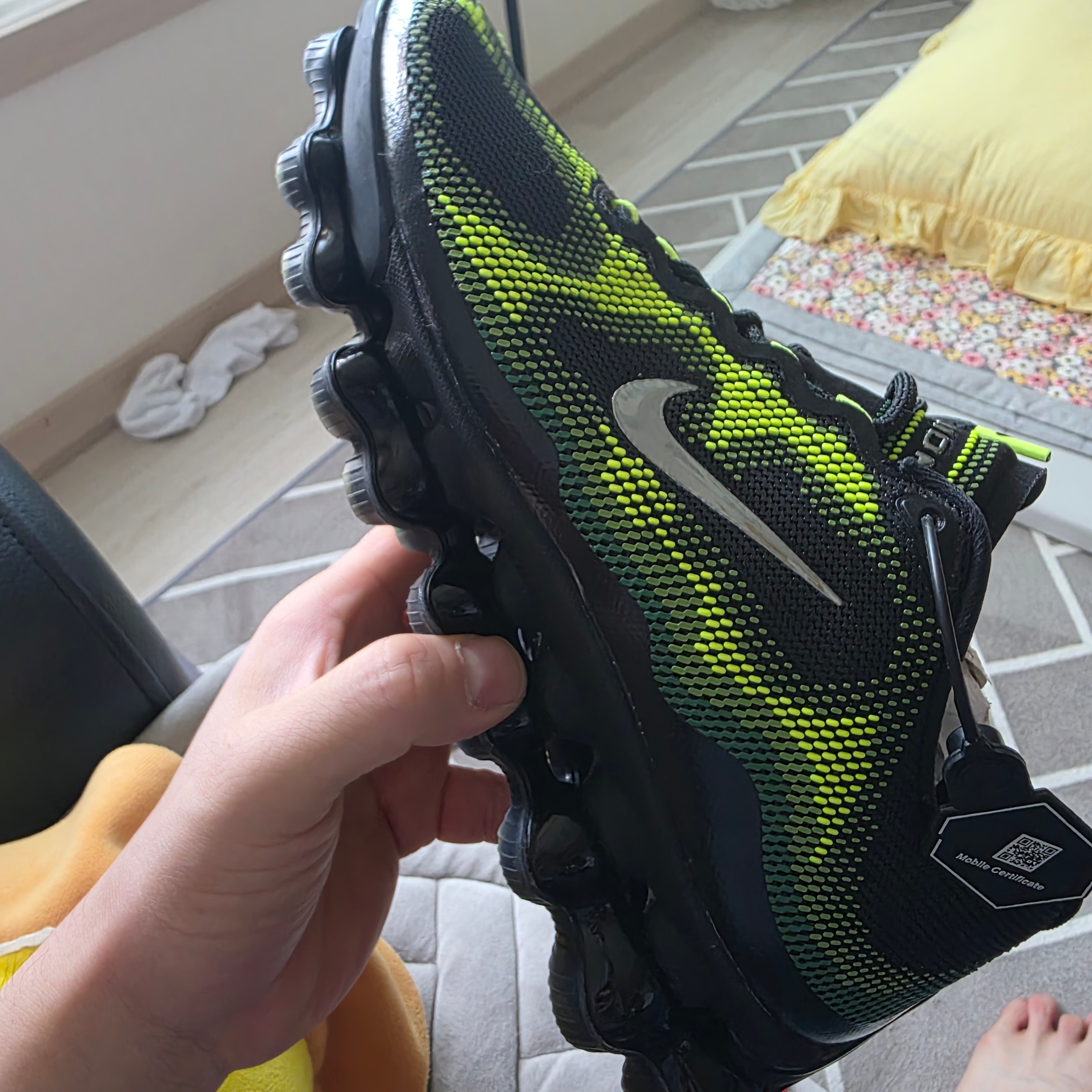 Nike Air Liquid Max Radiant Green and Green Apple 착용 스타일