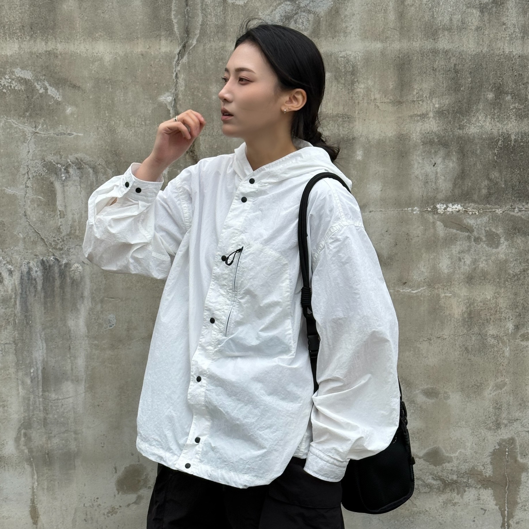 [SS26] moif Boyhood Overshirt White, Salomon XT-6 ADV Black 착용 스타일 - 2