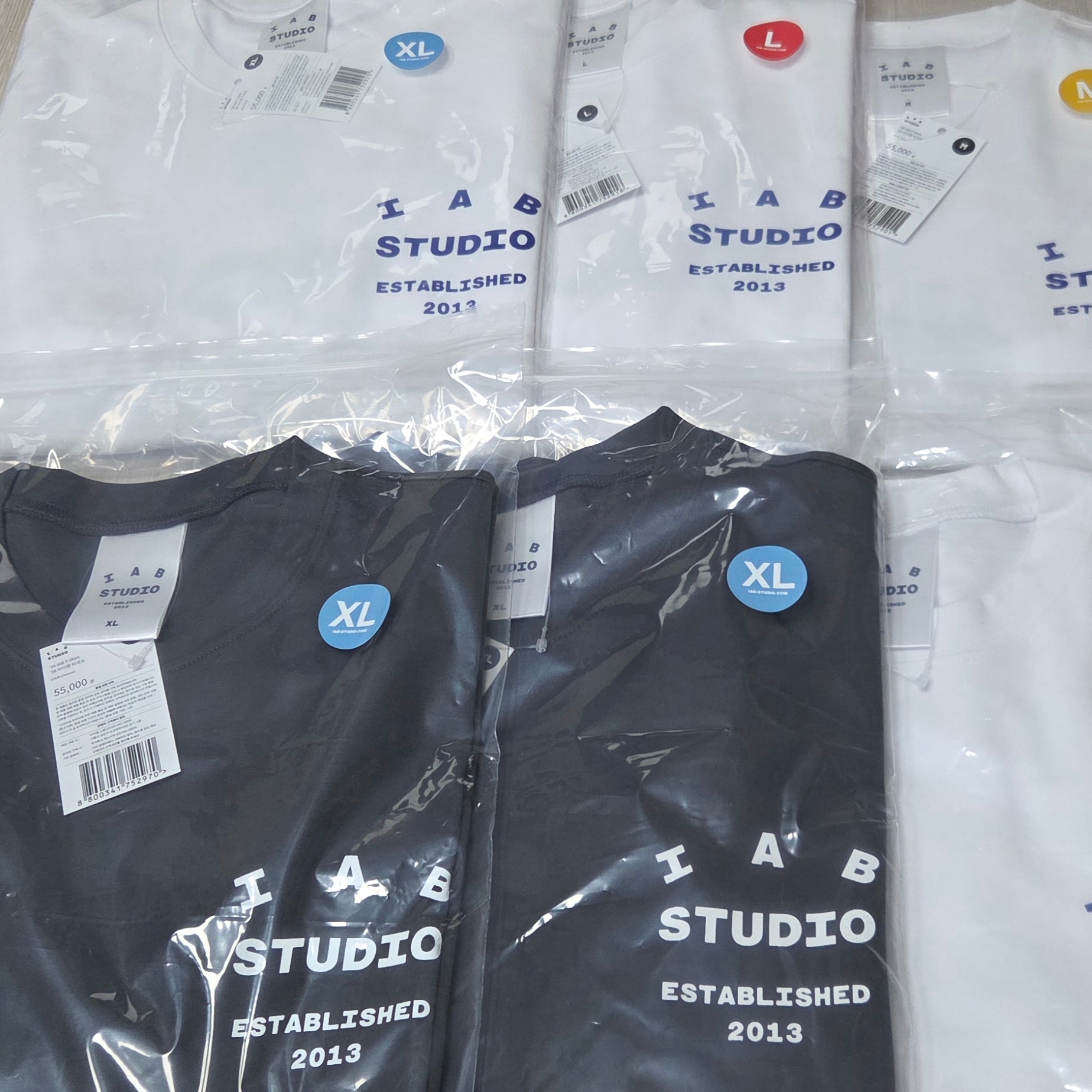IAB Studio 26 IAB T-Shirt White Navy 착용 스타일 - 2