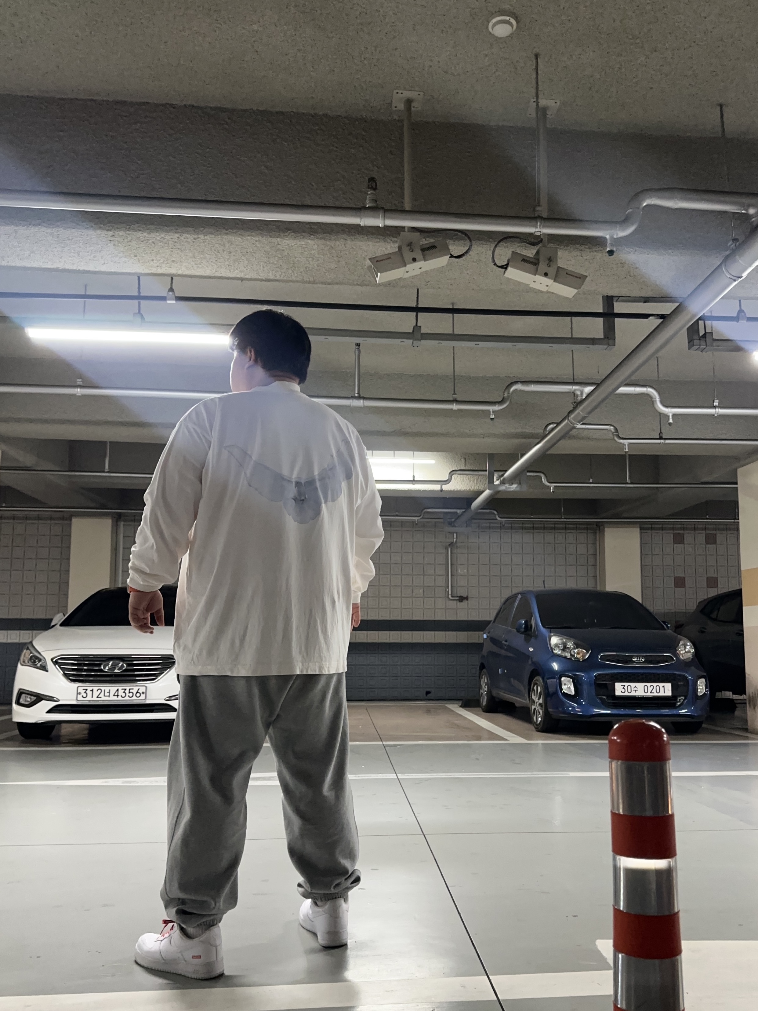Yeezy Gap Engineered By Balenciaga Dove Long Sleeve T-Shirt White, Nike x Supreme Air Force 1 Low White 착용 스타일