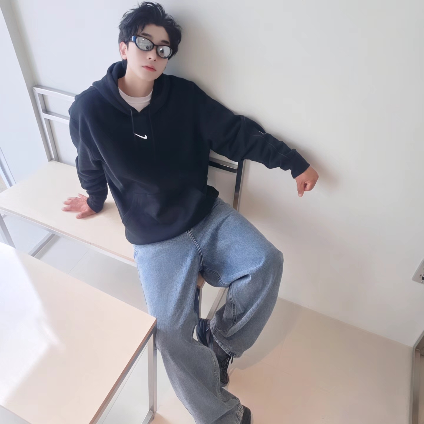 Nike x Drake Nocta Fleece Hoodie Black (FN7659-010), NOMANUAL Raw Vision Denim Pants White Blue 착용 스타일 - 1