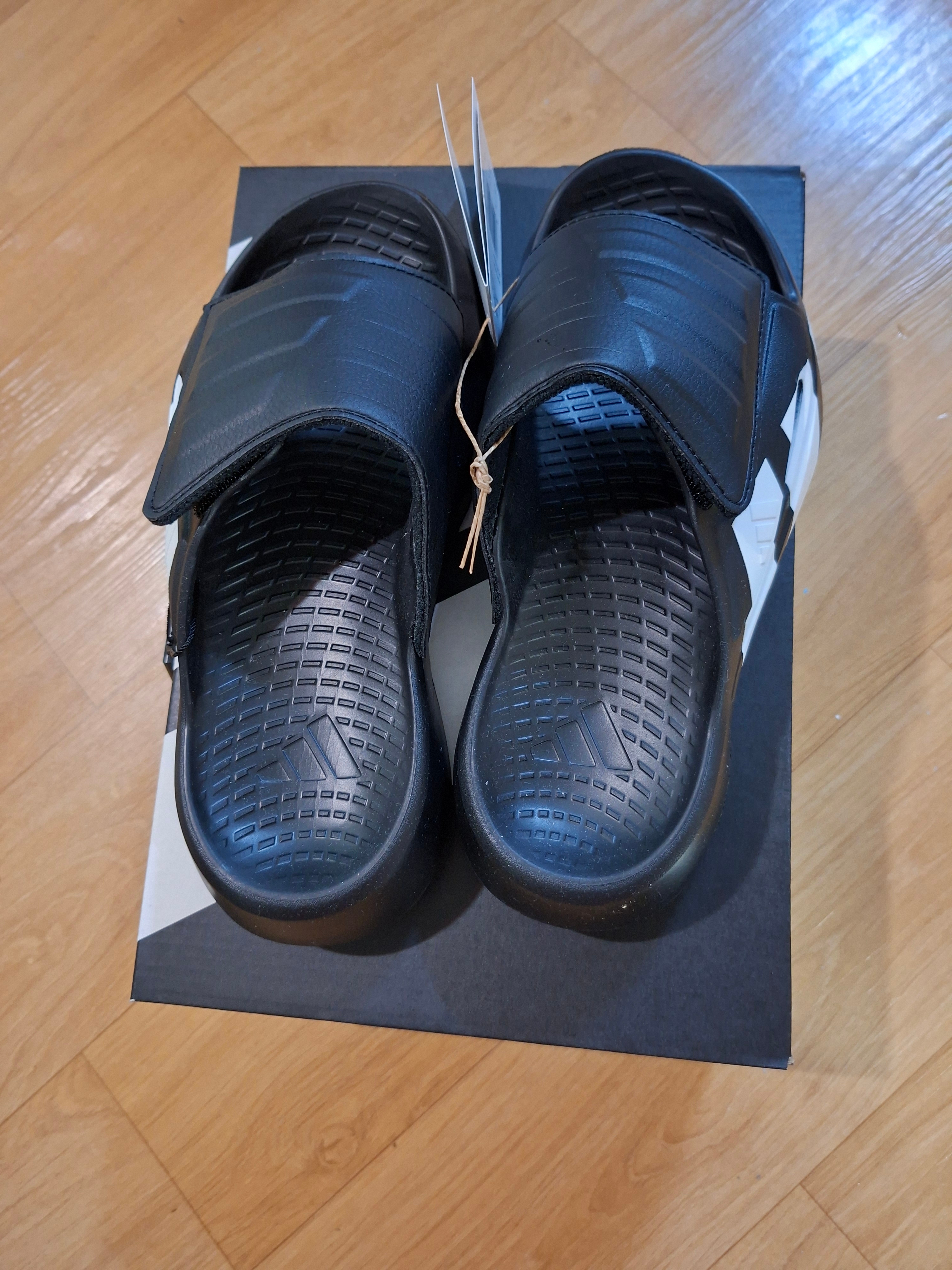 Adidas Lightblaze Slides Core Black Cloud White 착용 스타일 - 2