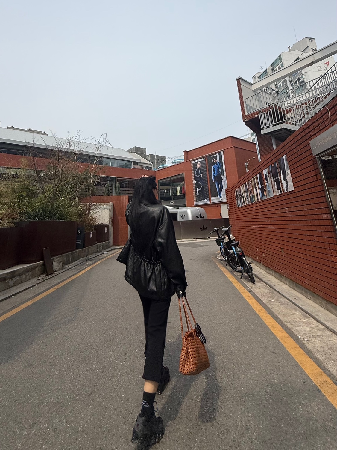 Nike Shox TL Black Metallic Hematite 착용 스타일