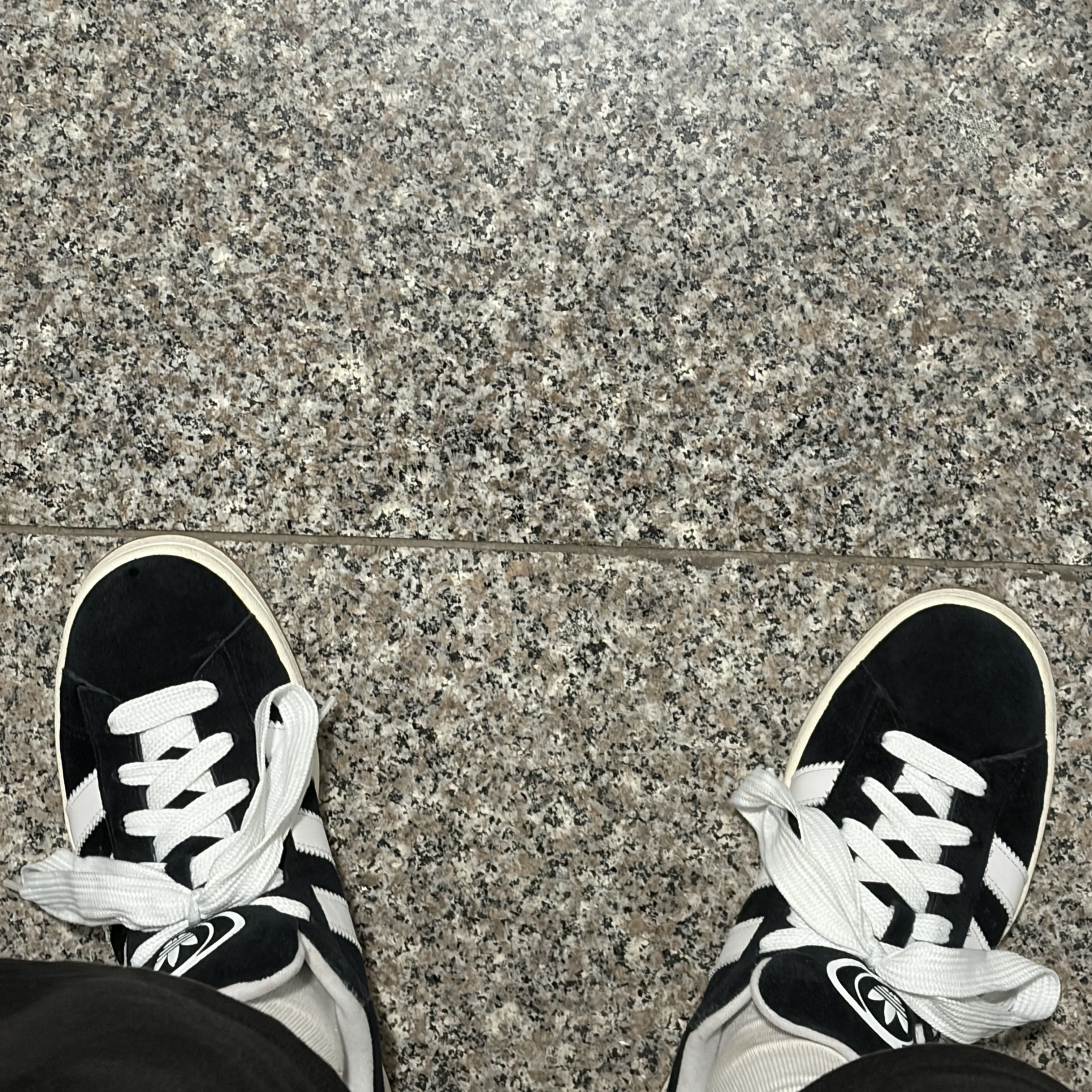 Adidas Campus 00s Core Black Cloud White 착용 스타일