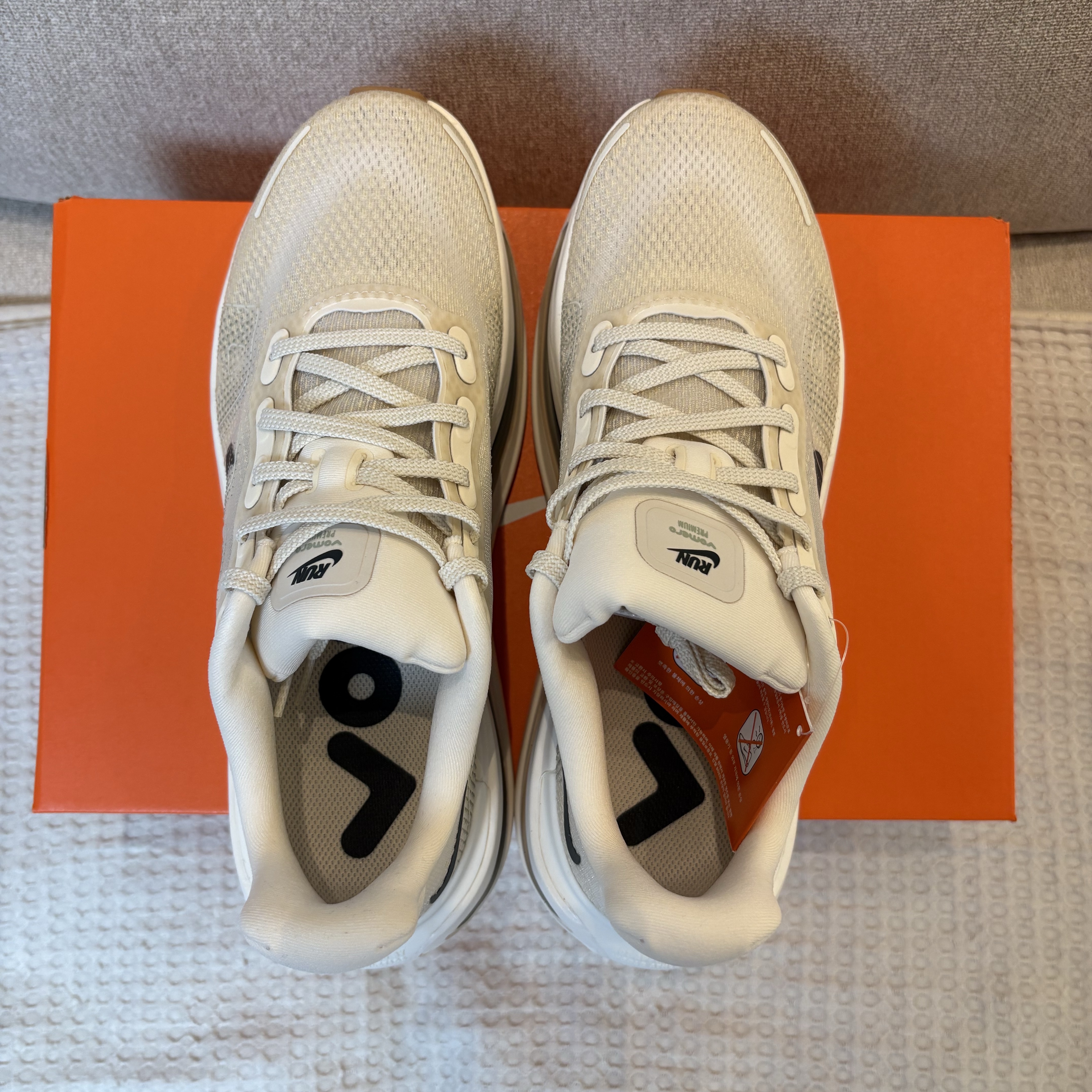 Nike Vomero Premium Pale Ivory Sand Drift 착용 스타일 - 6