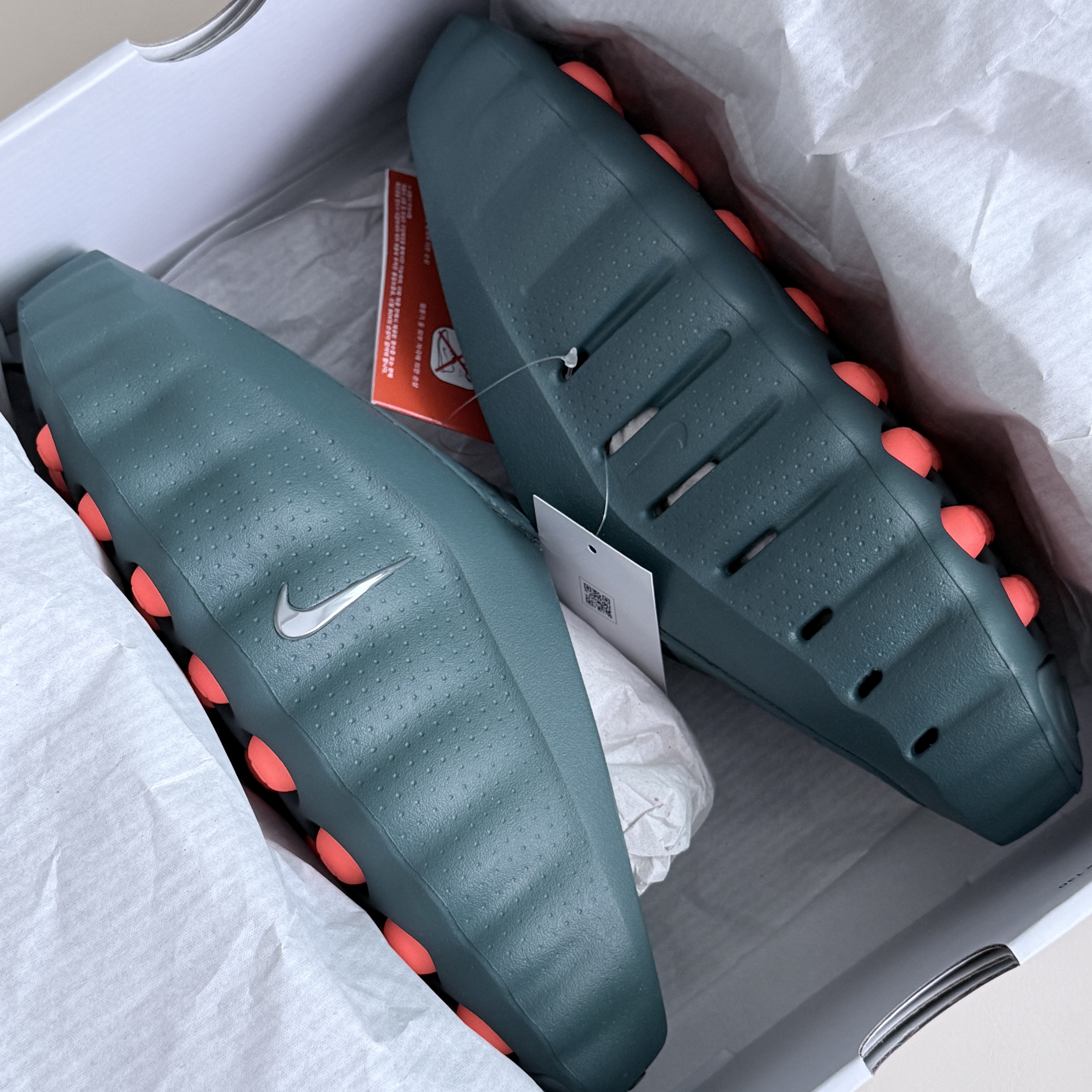 Nike Mind 001 Mineral Slate Metallic Platinum 착용 스타일 - 2