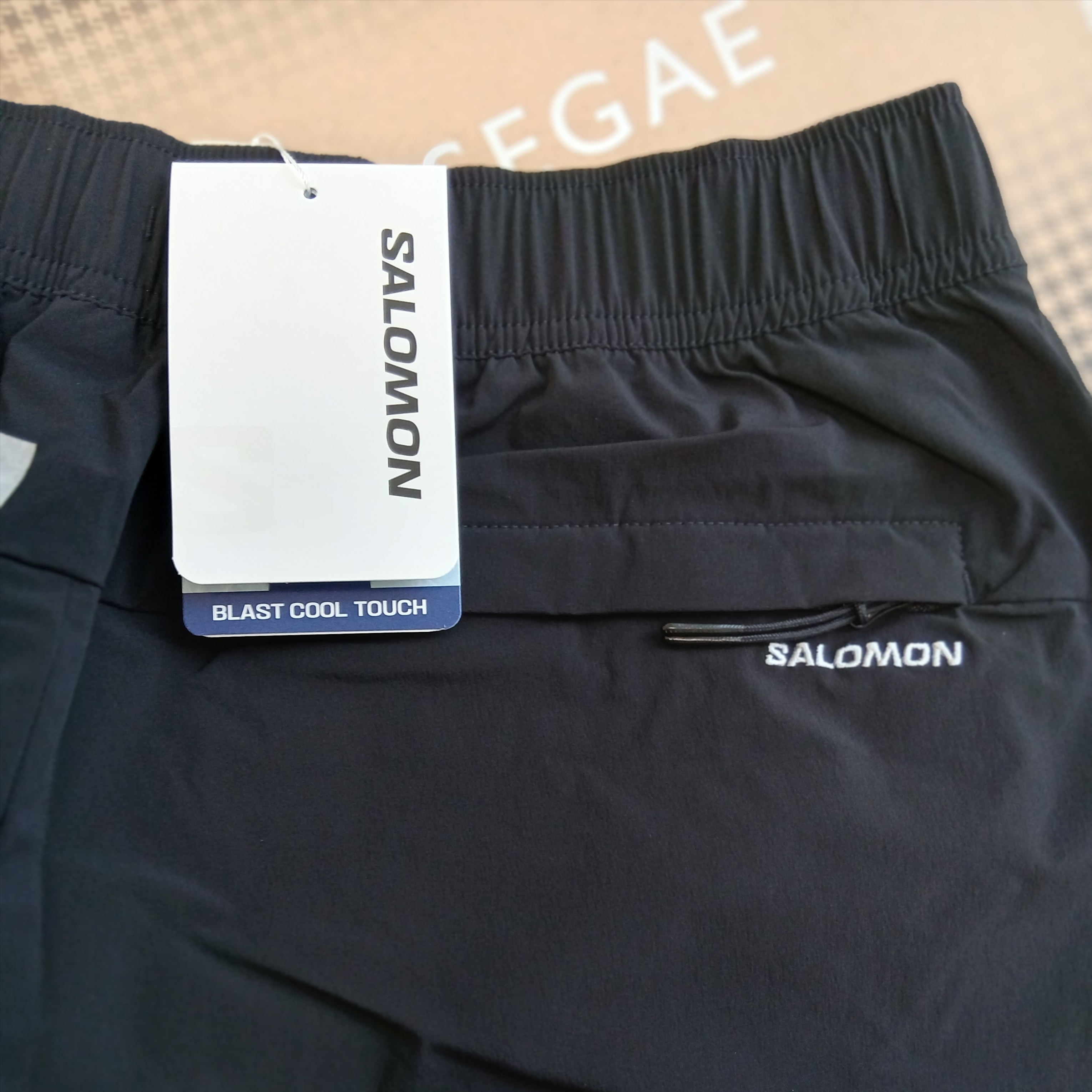 Salomon Link Parachute Pants Black 착용 스타일 - 2
