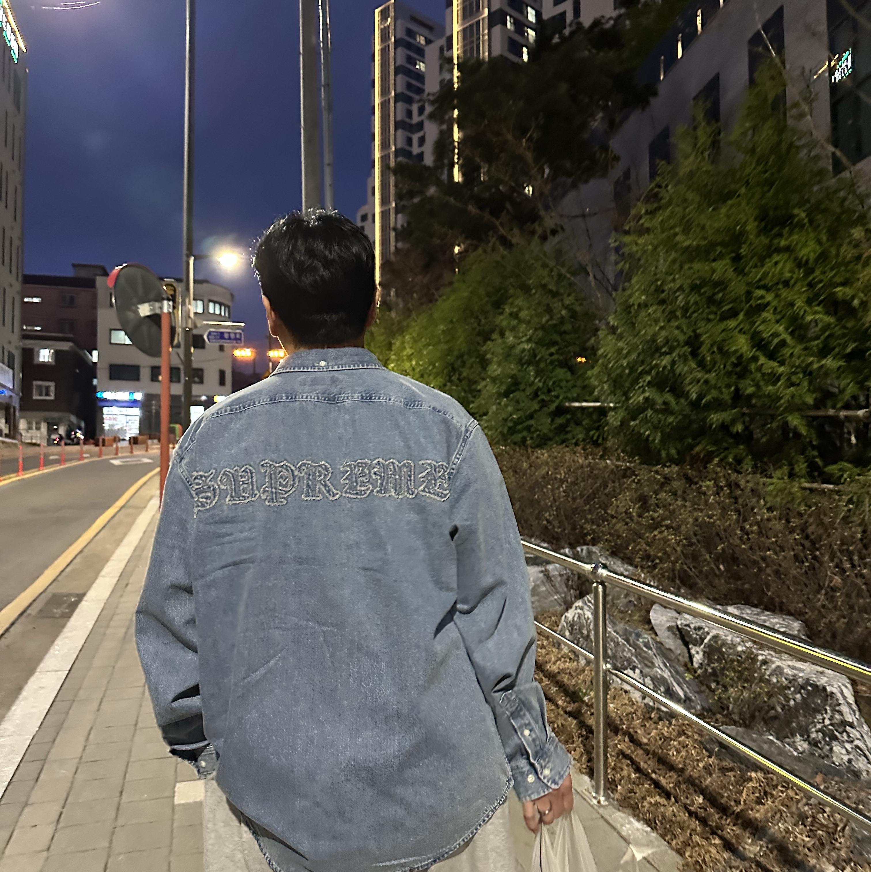 Supreme Applique Denim Shirt Indigo - 25FW, Nike Air Max 95 OG Neon 착용 스타일 - 3