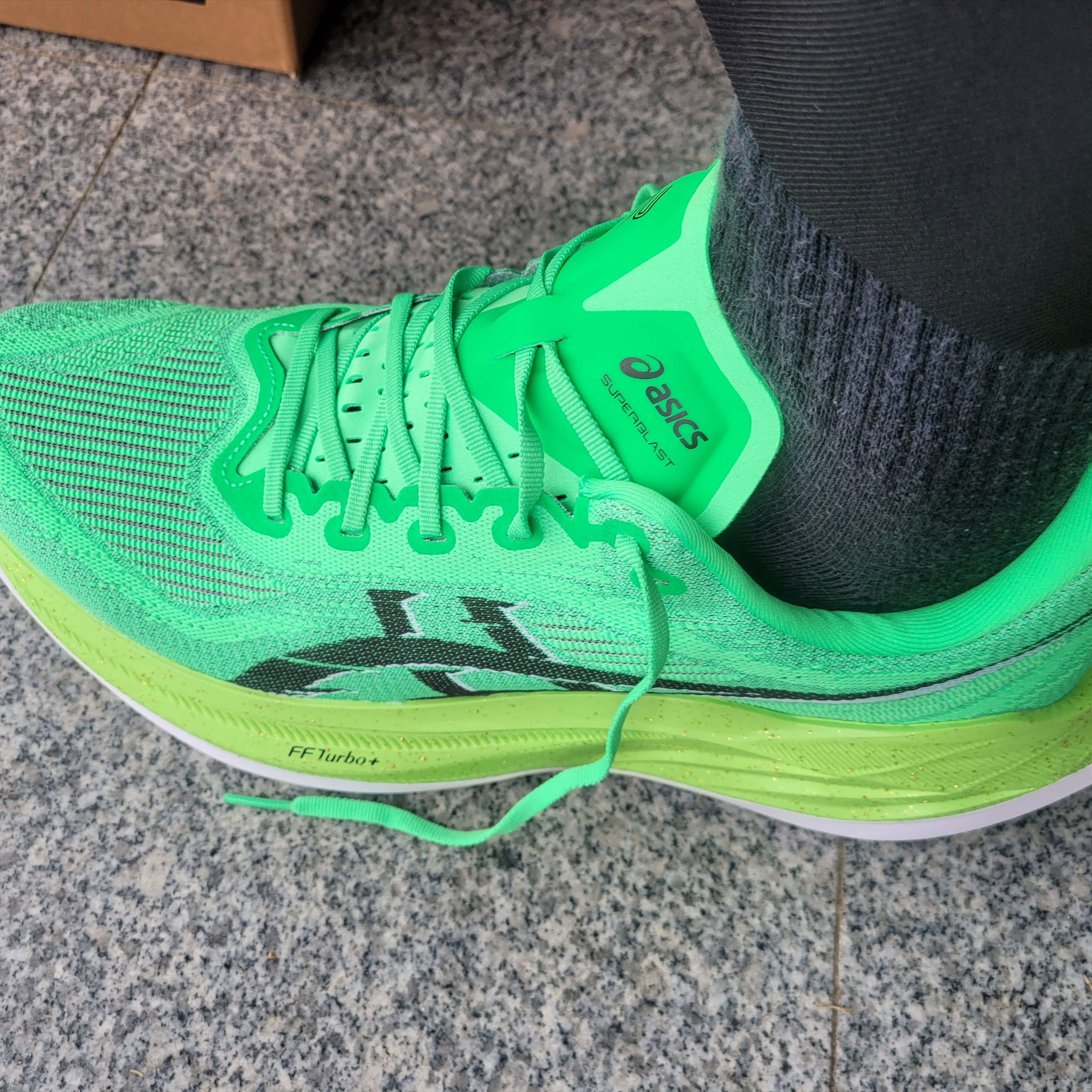 Asics Superblast 2 Ekiden Vital Green Black 착용 스타일 - 1