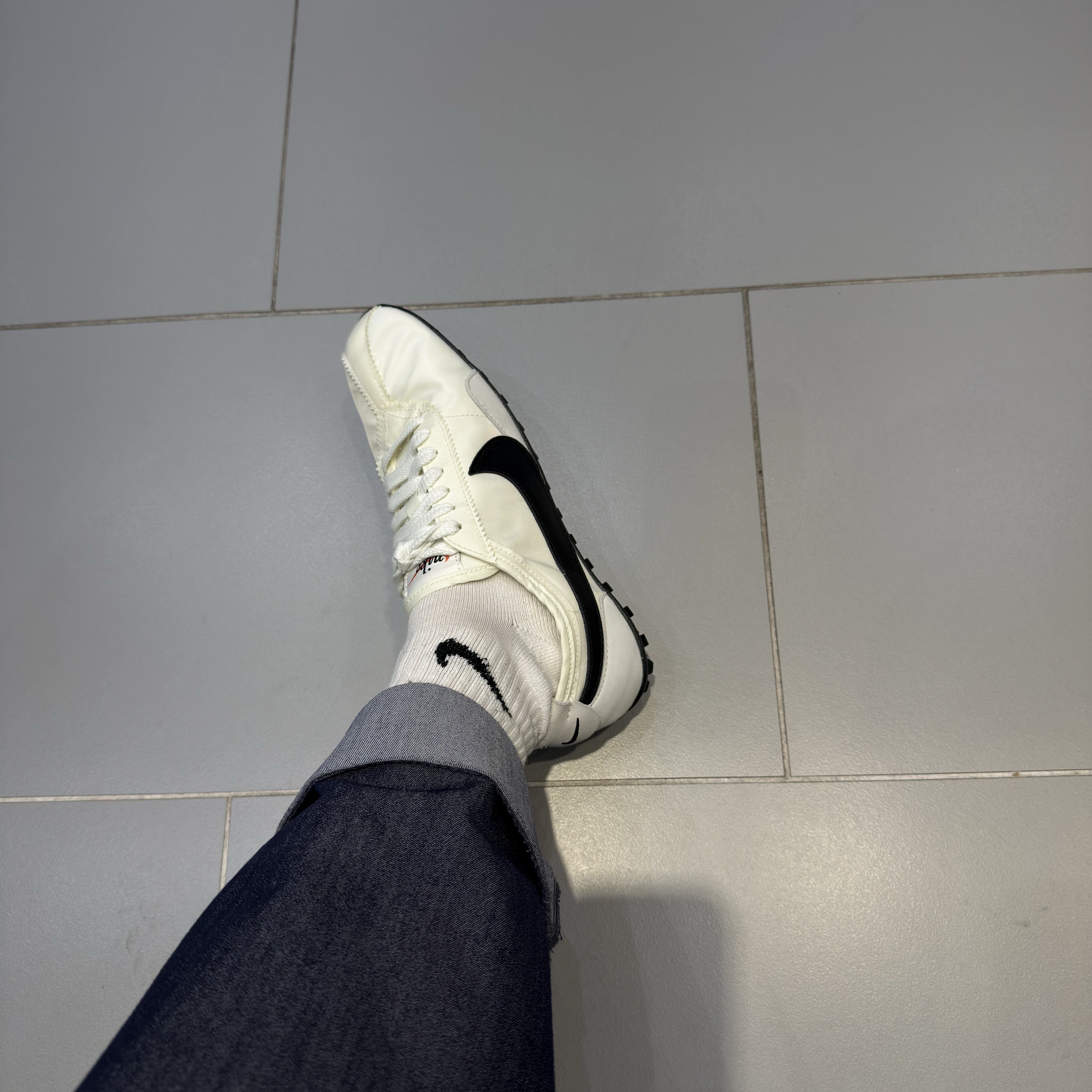 (W) Nike Moon Shoe Soft Pearl and Black 착용 스타일 - 3