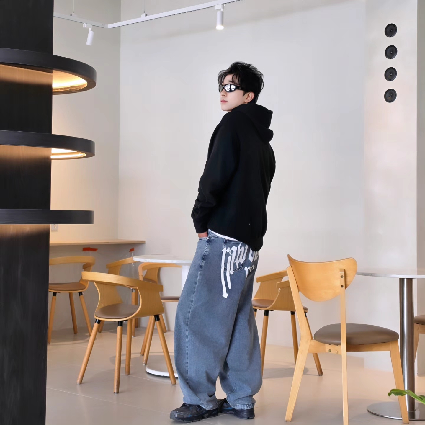 Nike x Drake Nocta Fleece Hoodie Black (FN7659-010), NOMANUAL Raw Vision Denim Pants White Blue 착용 스타일 - 5