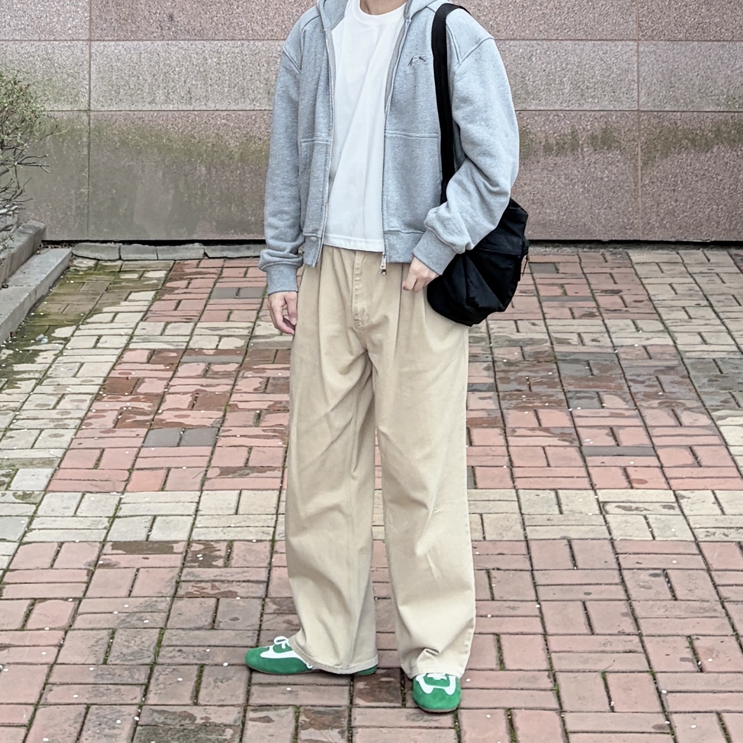 Mistake project Nick Green, Uniqlo Multi Pocket Shoulder Bag Black 착용 스타일 - 3