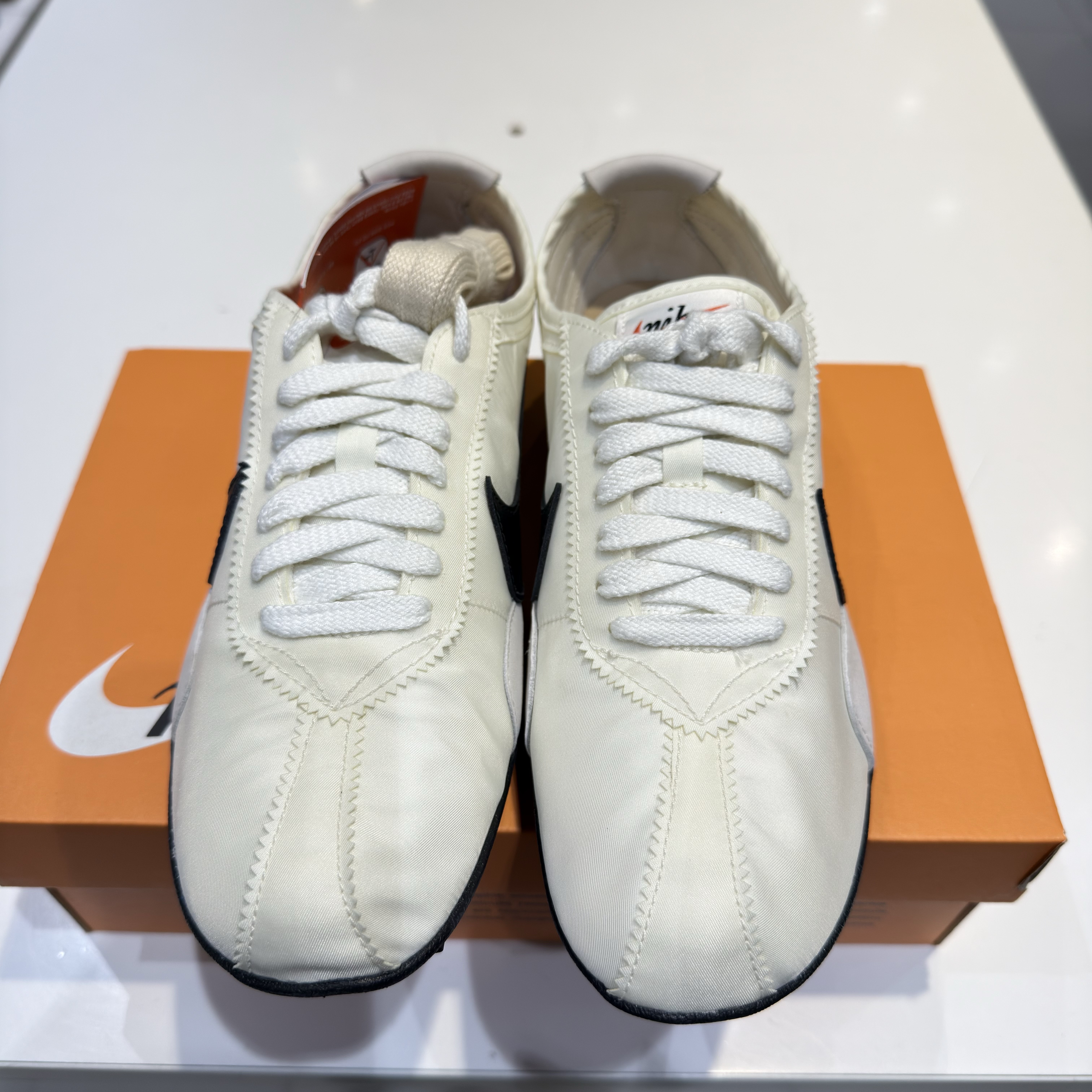 (W) Nike Moon Shoe Soft Pearl and Black 착용 스타일 - 1