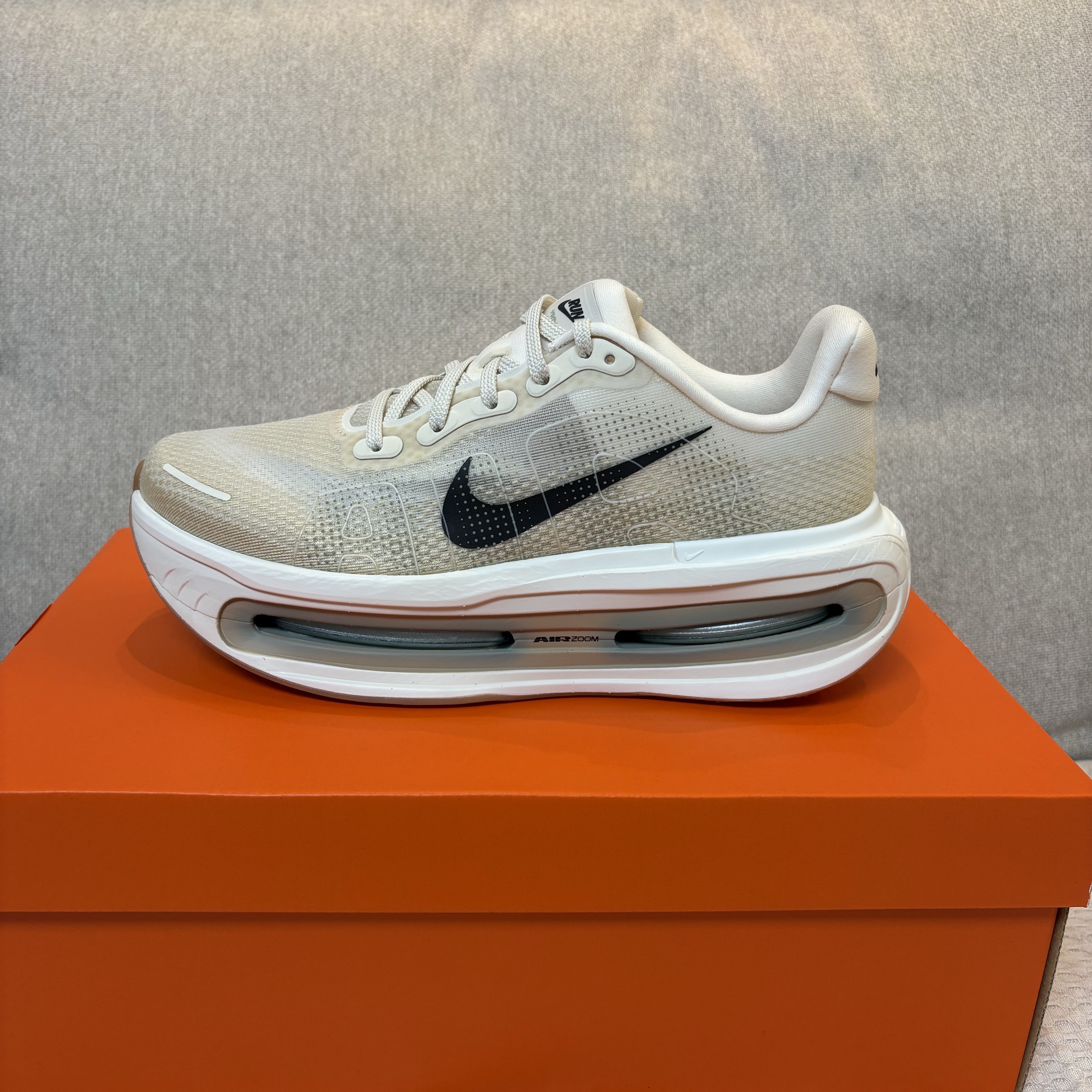 Nike Vomero Premium Pale Ivory Sand Drift 착용 스타일 - 2