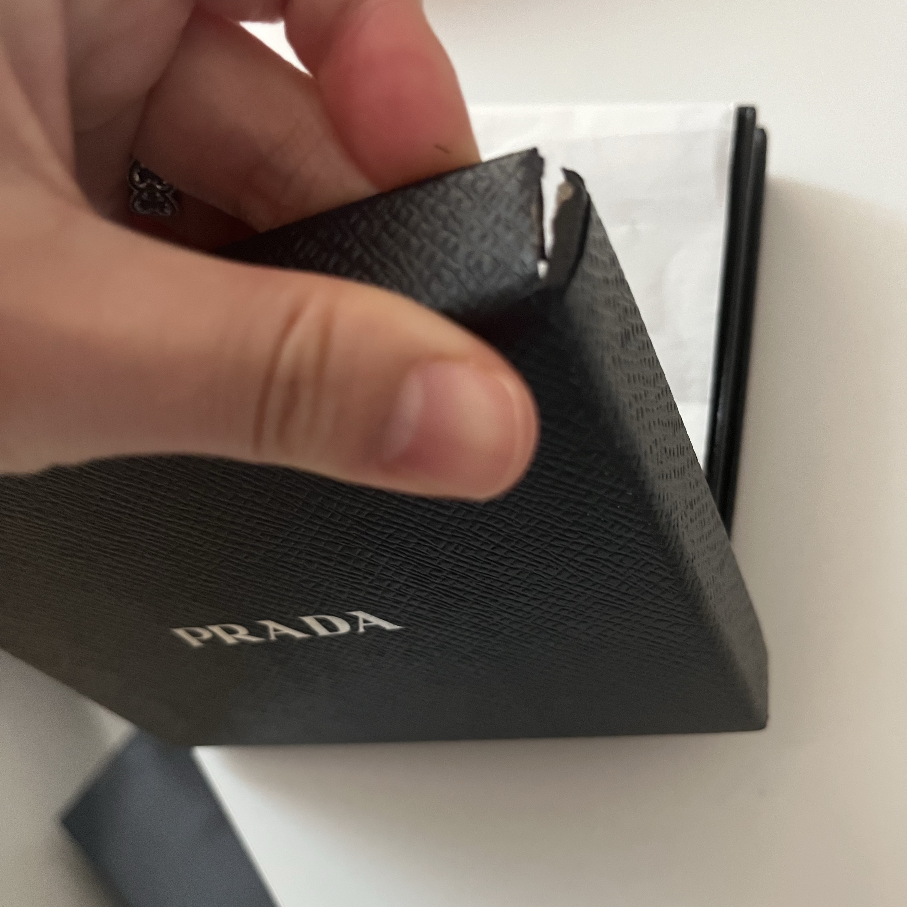 Prada Leather Card Holder Black 착용 스타일 - 2
