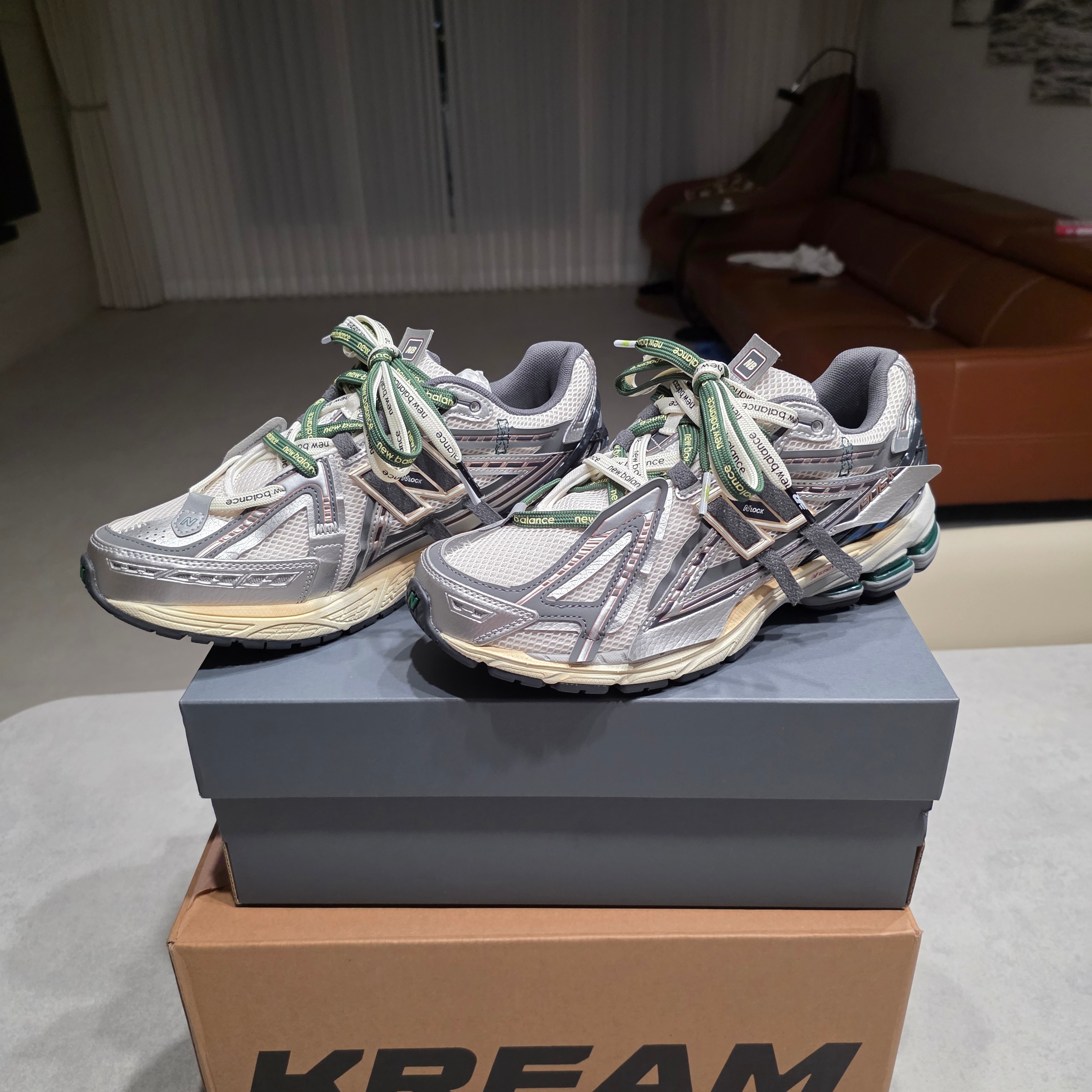 New Balance 1906A Silver Metallic Castlerock 착용 스타일 - 1