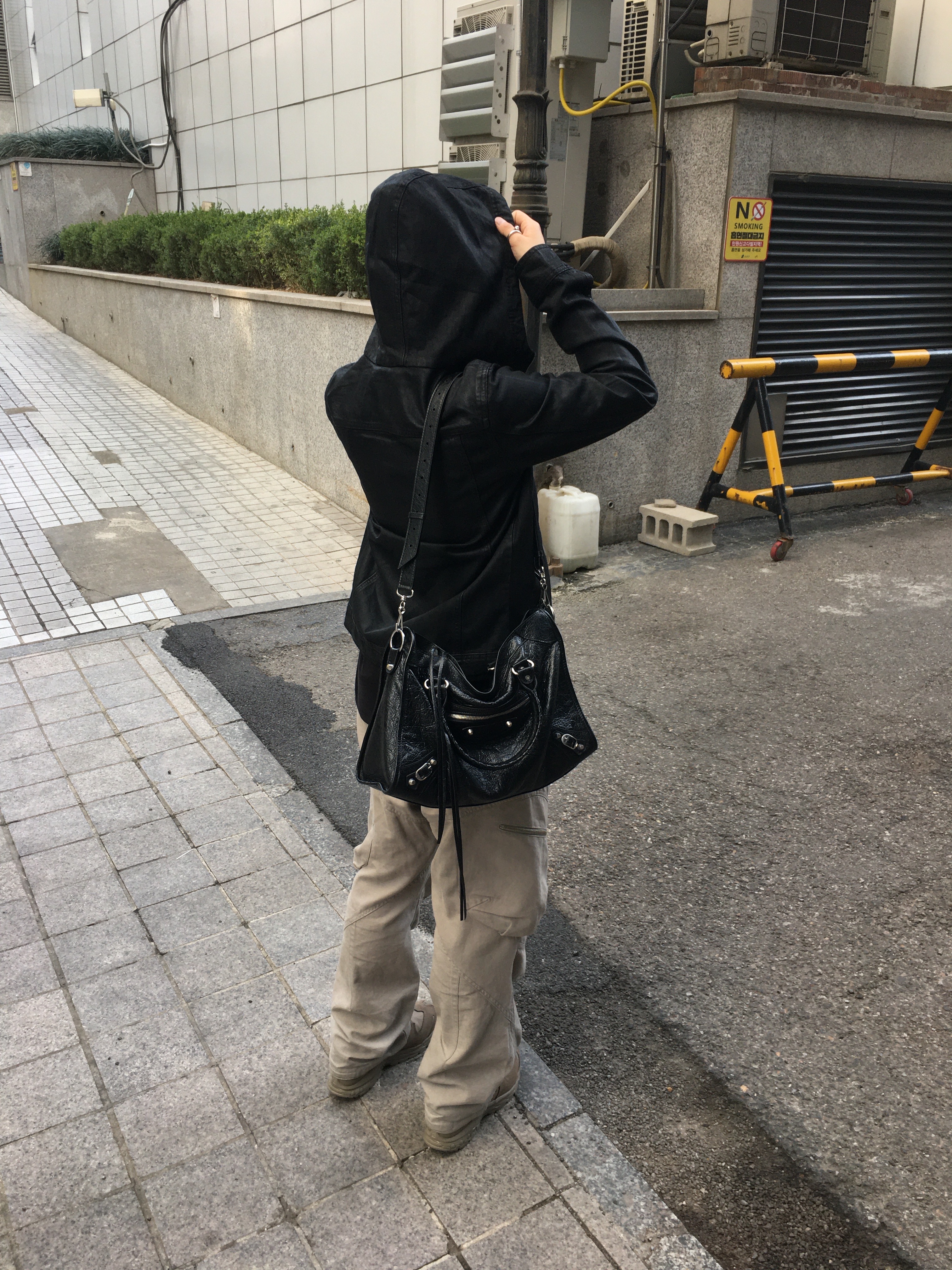 Salomon x Rier XA Mid GTX Argile, Balenciaga Le City Medium Bag Black Silver 착용 스타일