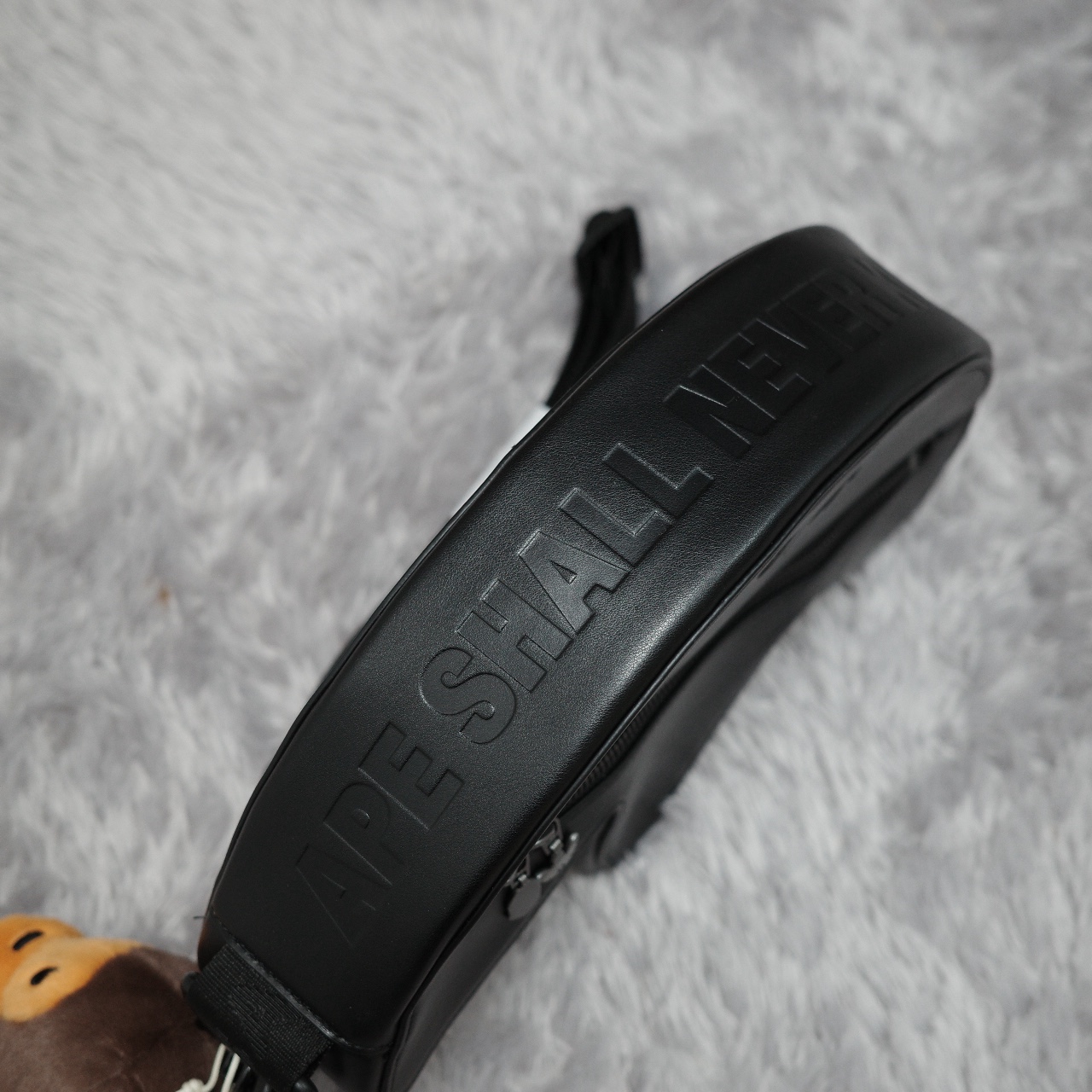 Adidas x BAPE Trefoil Shoulder Bag Black 착용 스타일 - 2