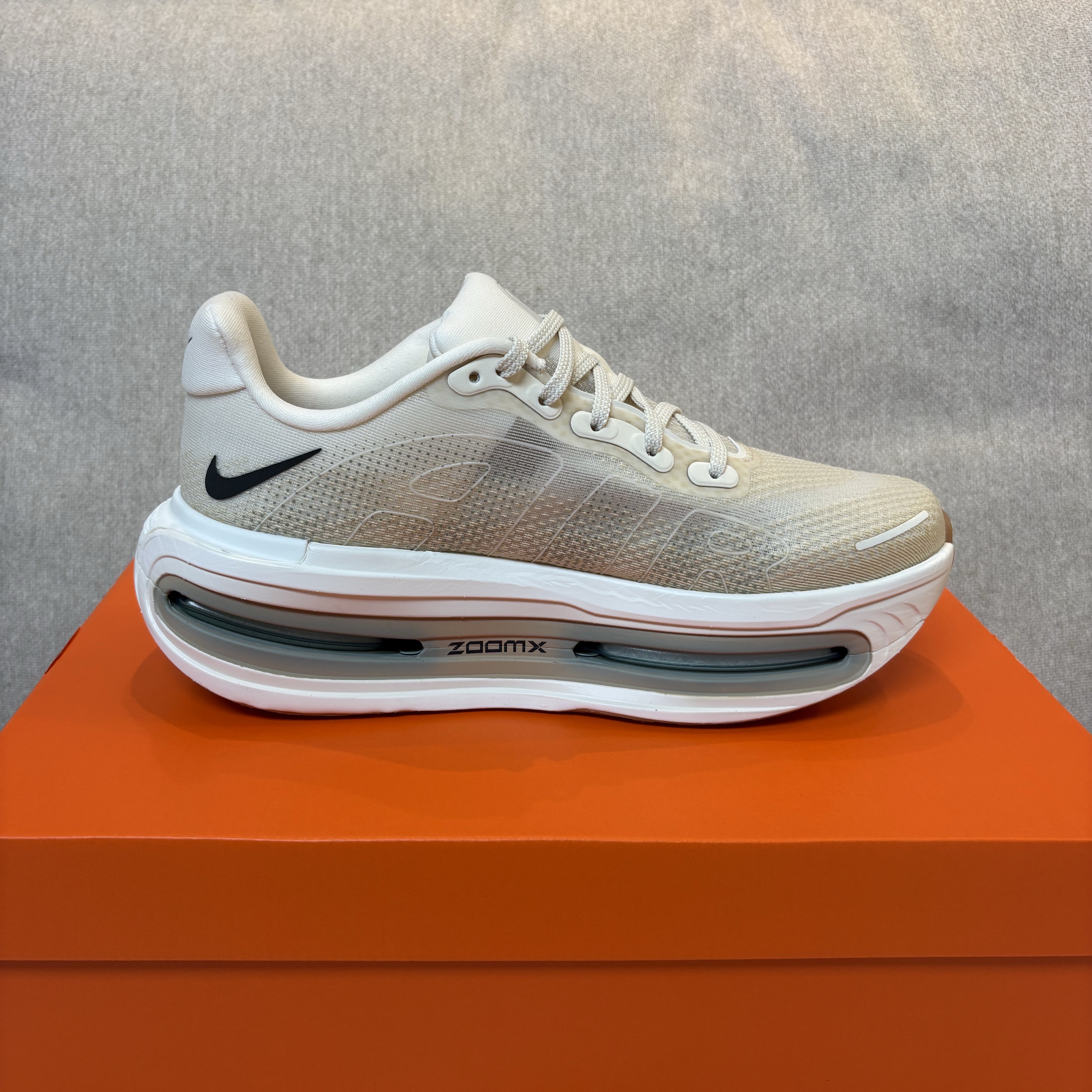 Nike Vomero Premium Pale Ivory Sand Drift 착용 스타일 - 3