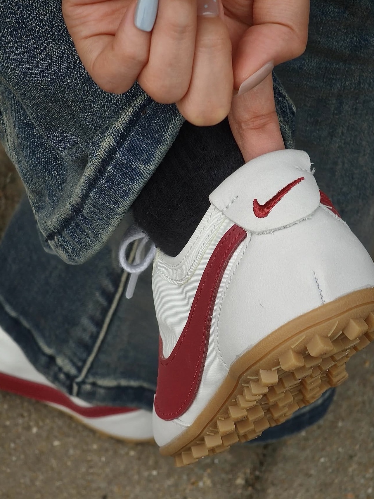 (W) Nike Moon Shoe Summit White Team Crimson 착용 스타일 - 2