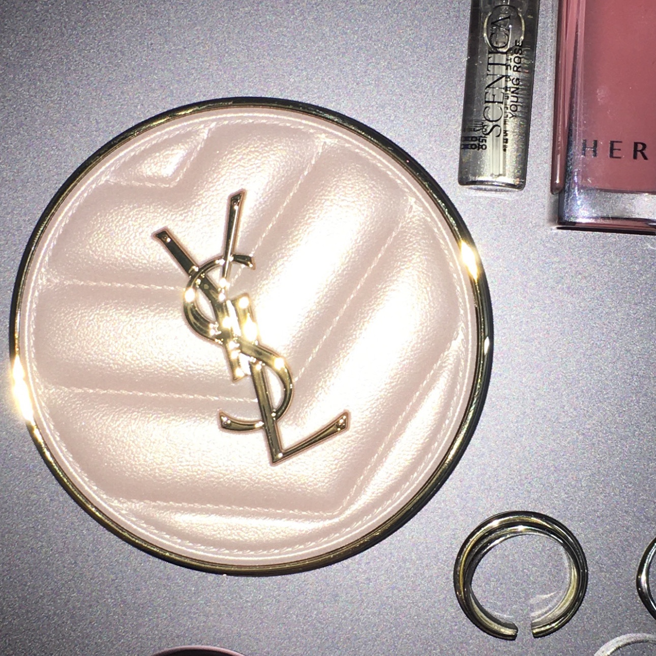 Yves Saint Laurent Touche Eclat Glow Cusion B10 Porcelain 착용 스타일