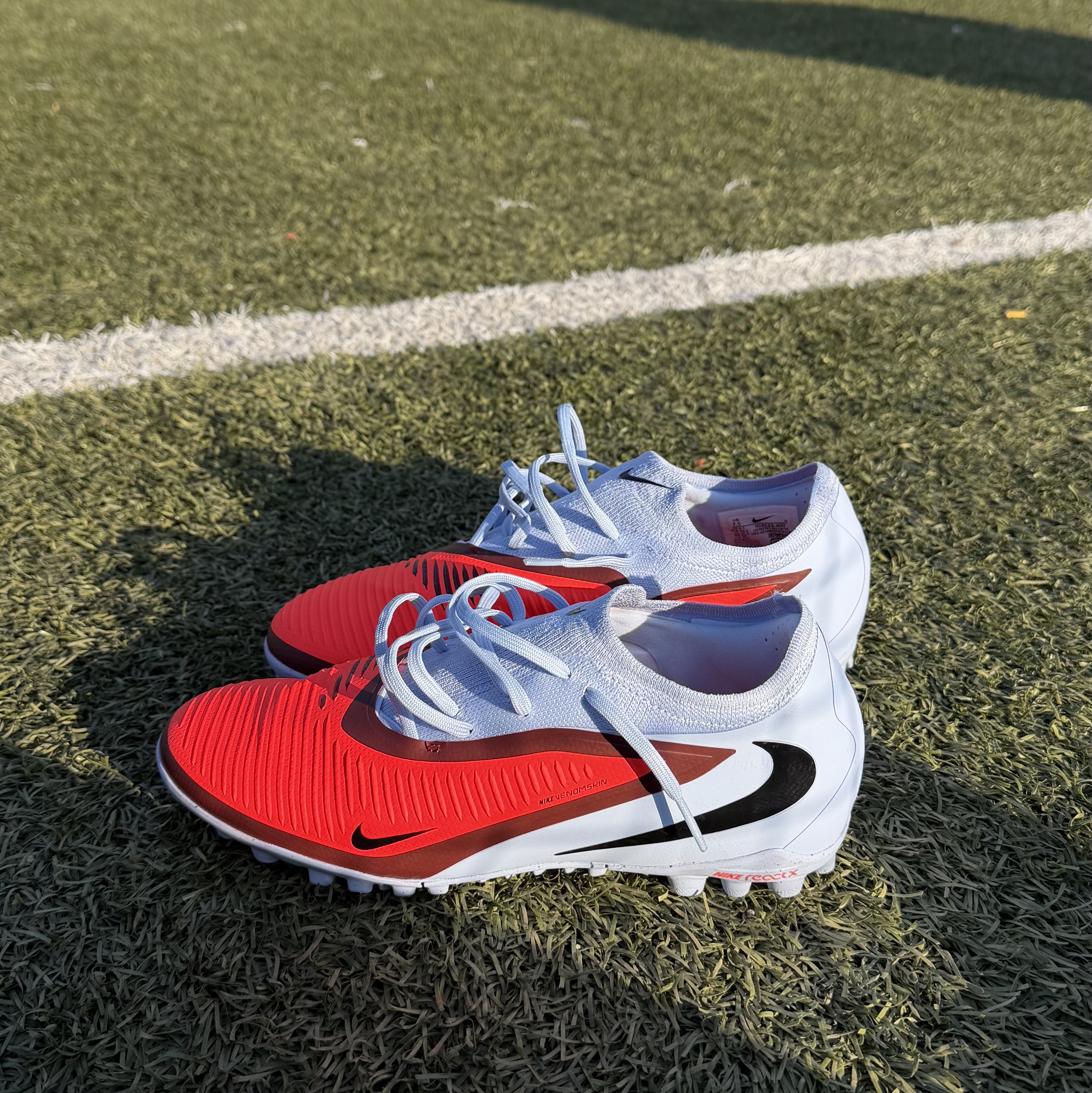 Nike ReactX Phantom 6 Low Pro TF Royal Tint Bright Crimson 착용 스타일 - 2