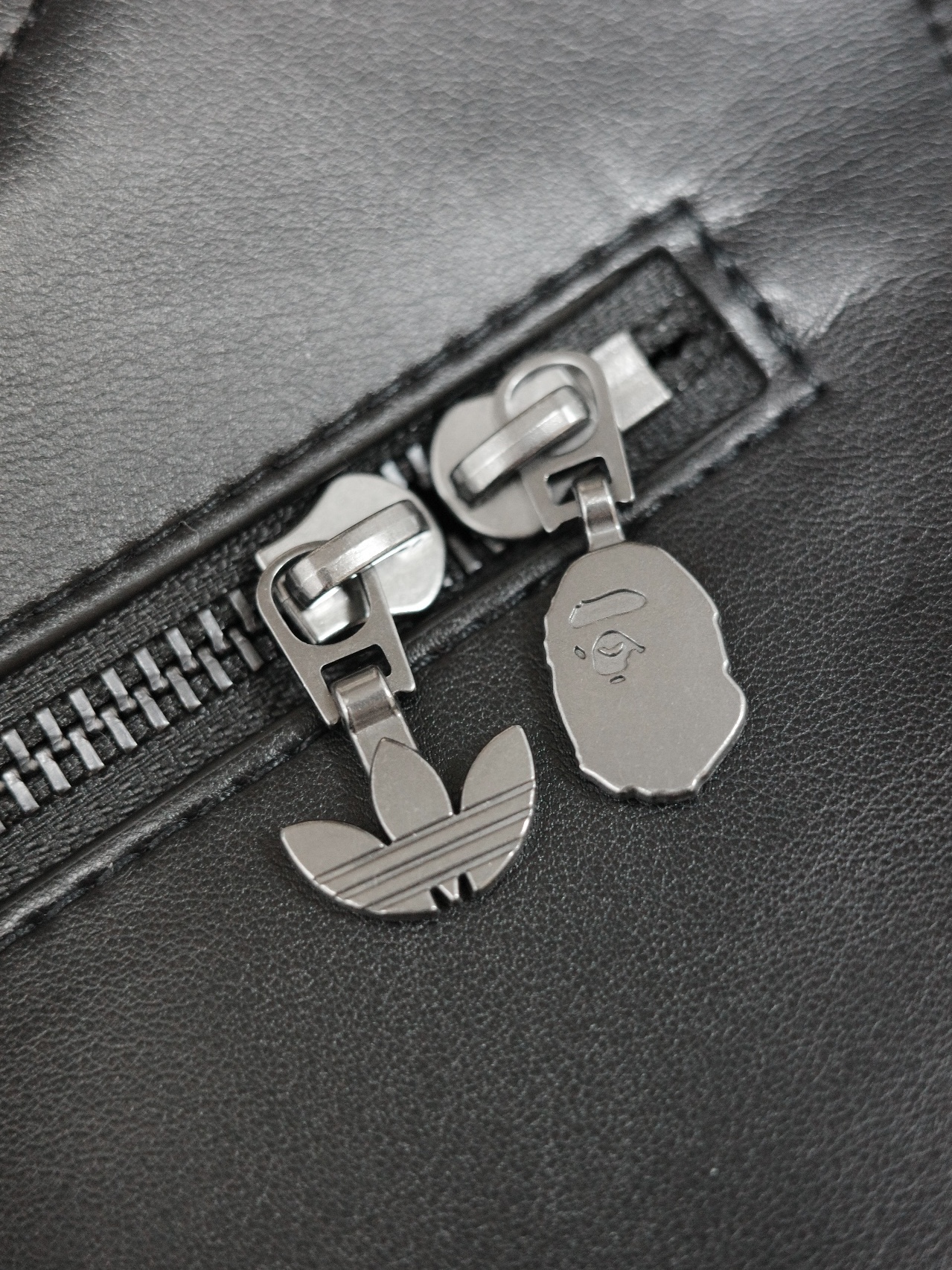 Adidas x BAPE Trefoil Shoulder Bag Black 착용 스타일 - 3