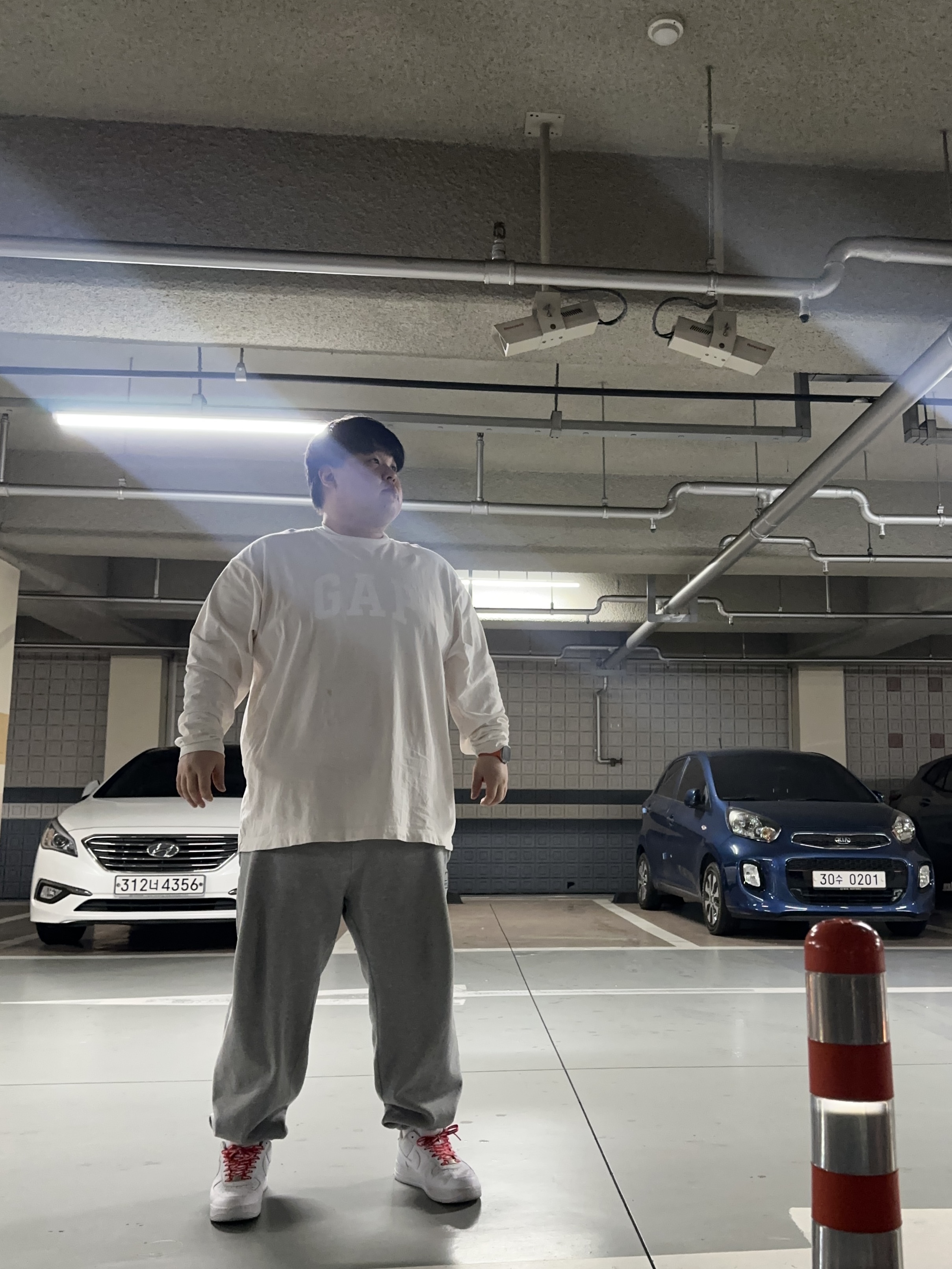 Nike x Supreme Air Force 1 Low White, Yeezy Gap Engineered By Balenciaga Dove Long Sleeve T-Shirt White 착용 스타일