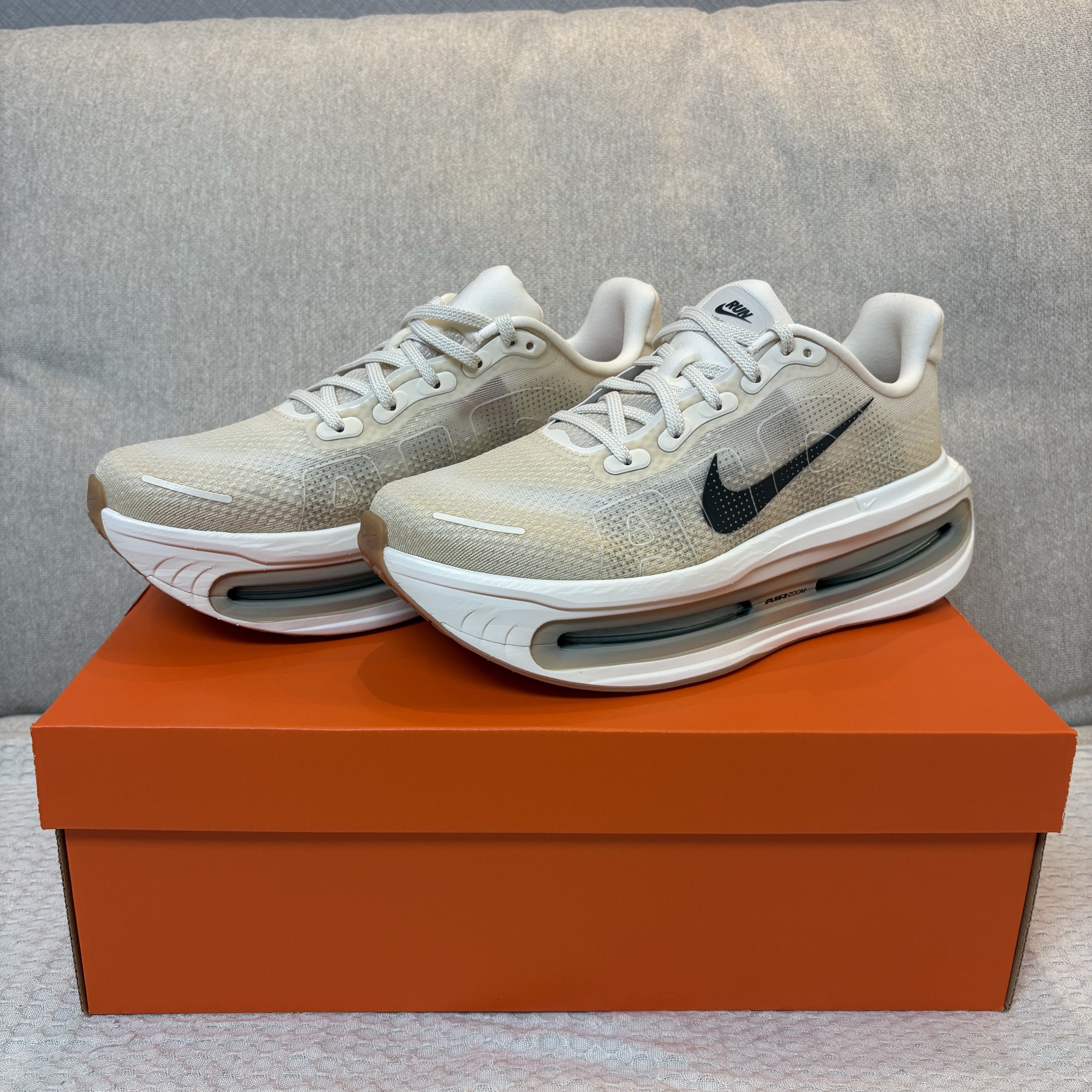 Nike Vomero Premium Pale Ivory Sand Drift 착용 스타일 - 1