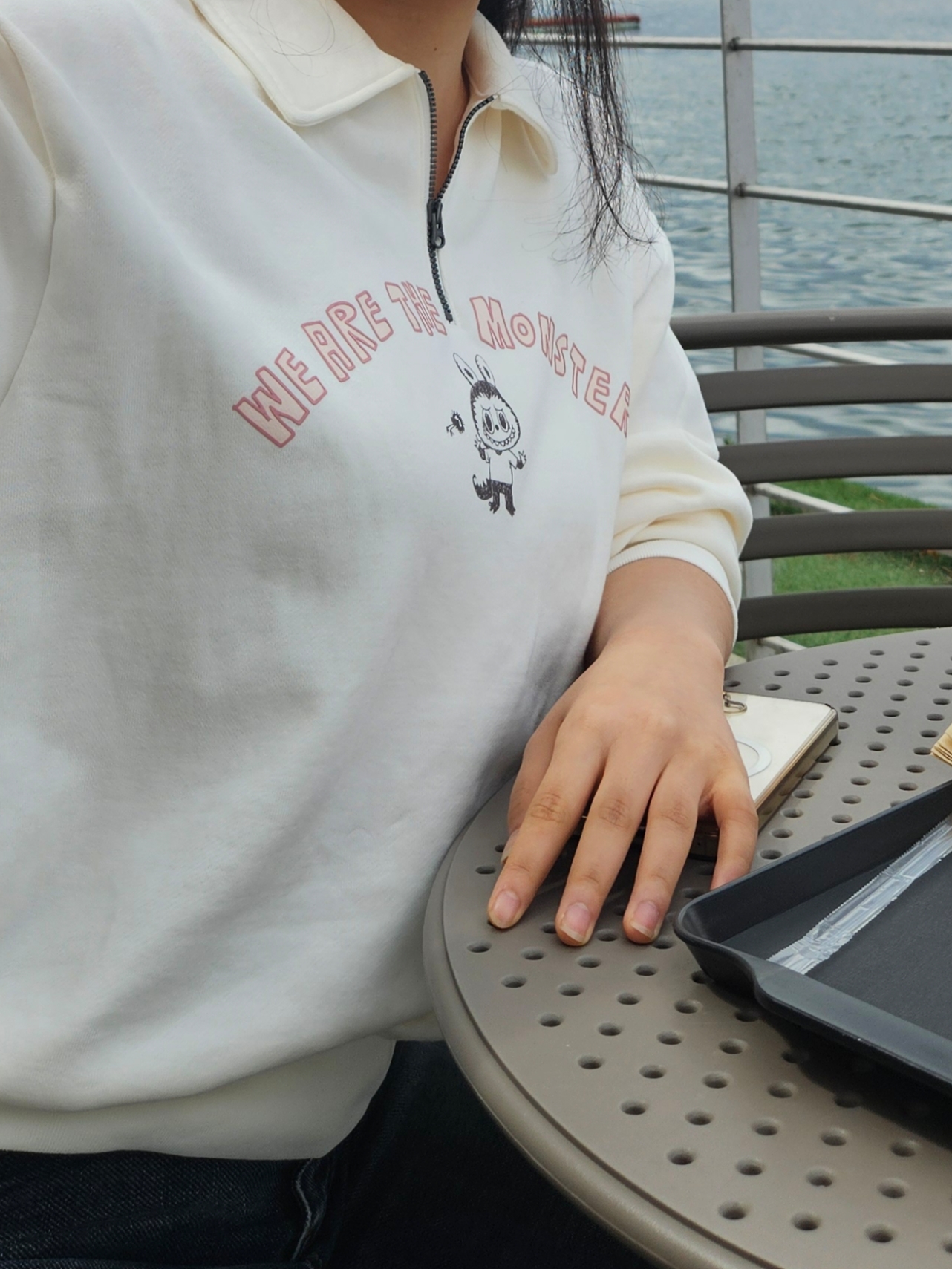 (W) Uniqlo x Pop Mart Half-Zip Sweatshirt Off White 착용 스타일 - 3