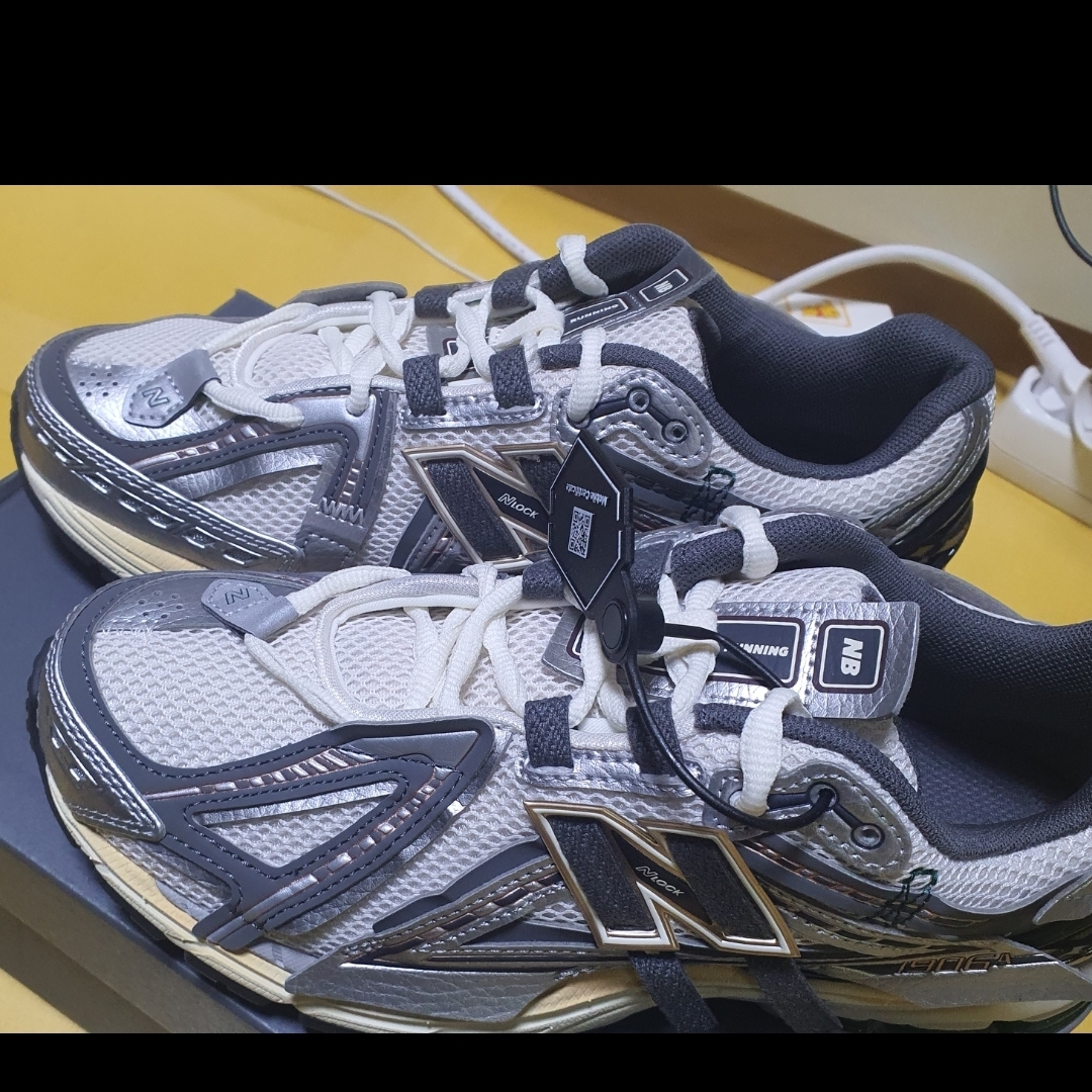New Balance 1906A Silver Metallic Castlerock 착용 스타일 - 1