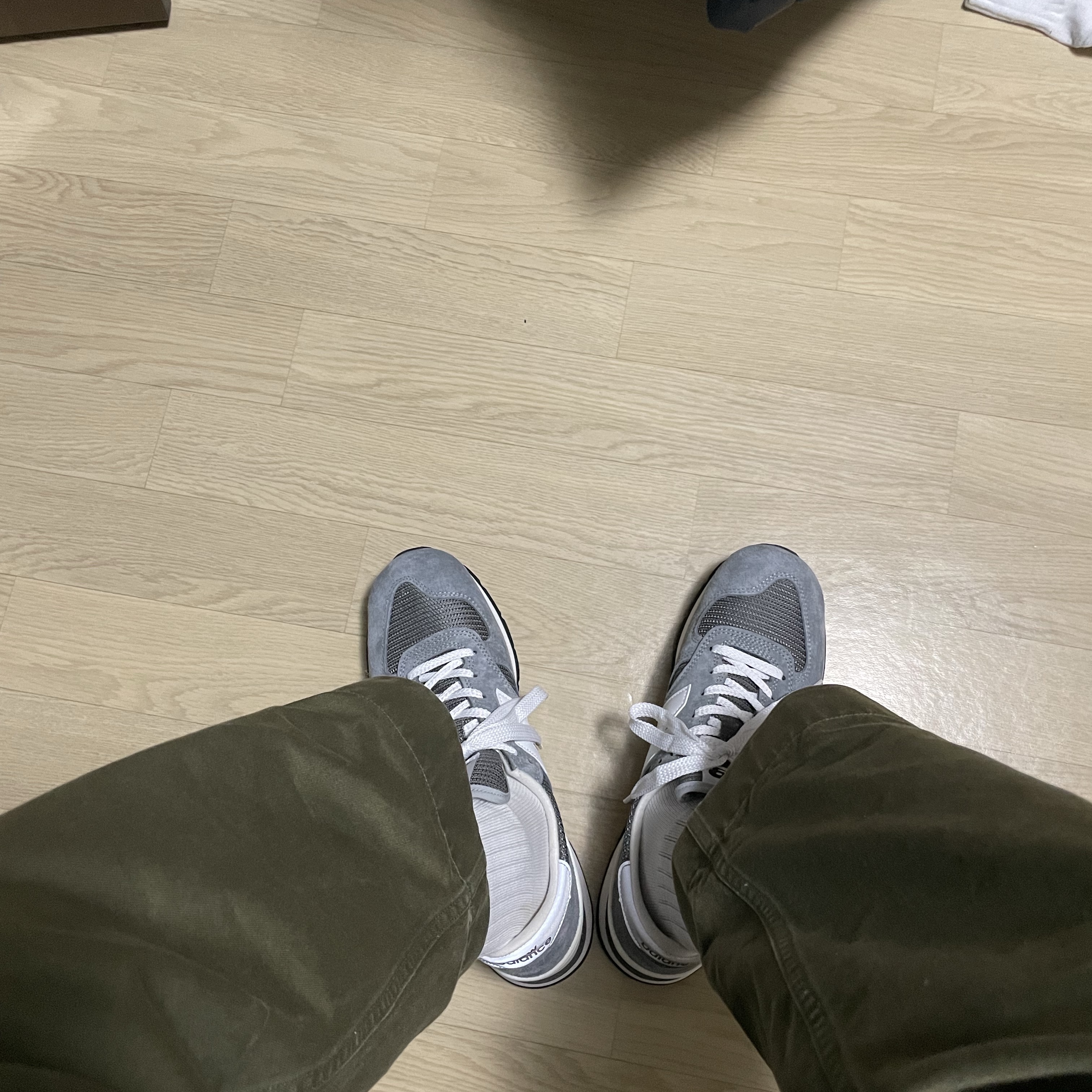 New Balance 990v1 Made in USA Grey White 착용 스타일 - 3