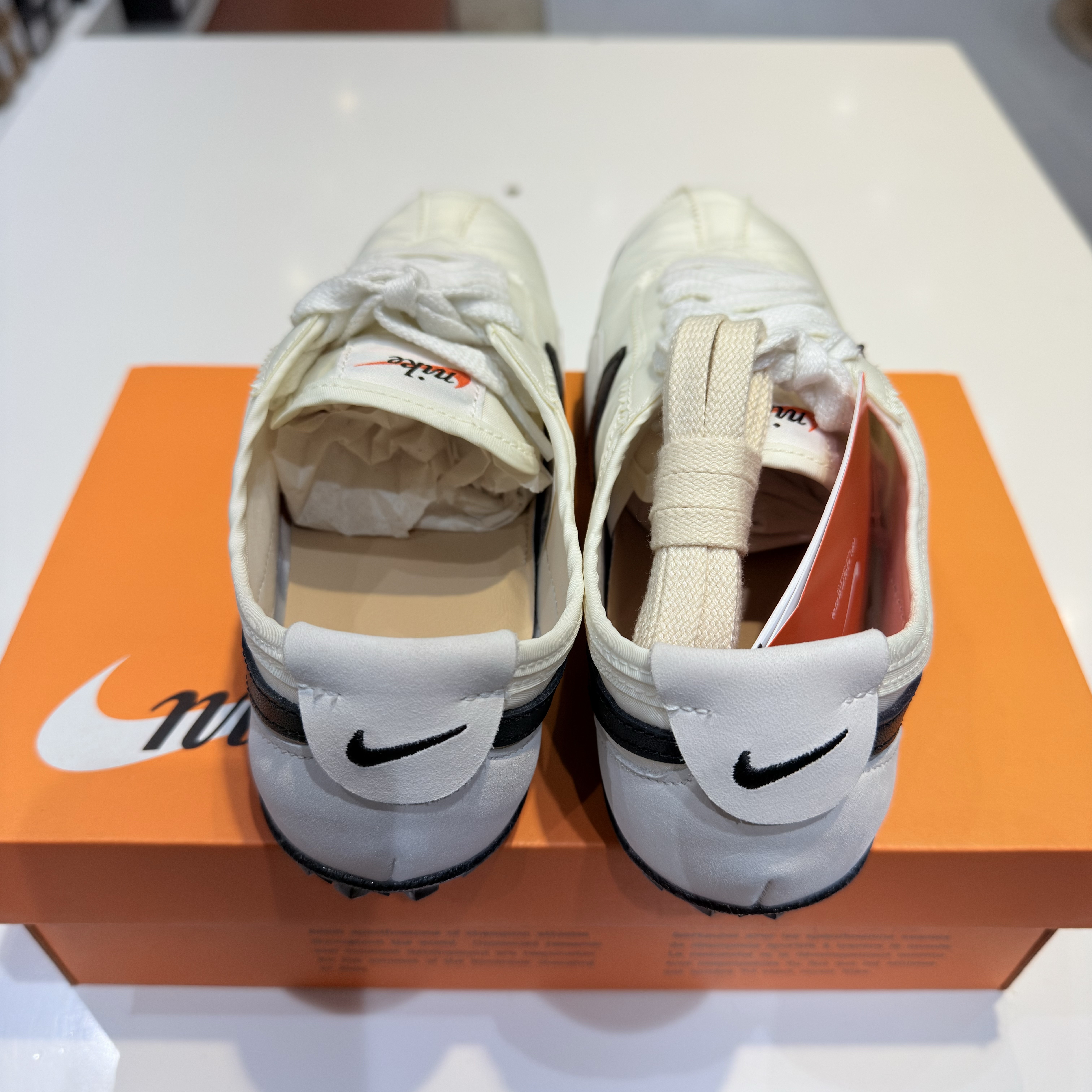 (W) Nike Moon Shoe Soft Pearl and Black 착용 스타일 - 3