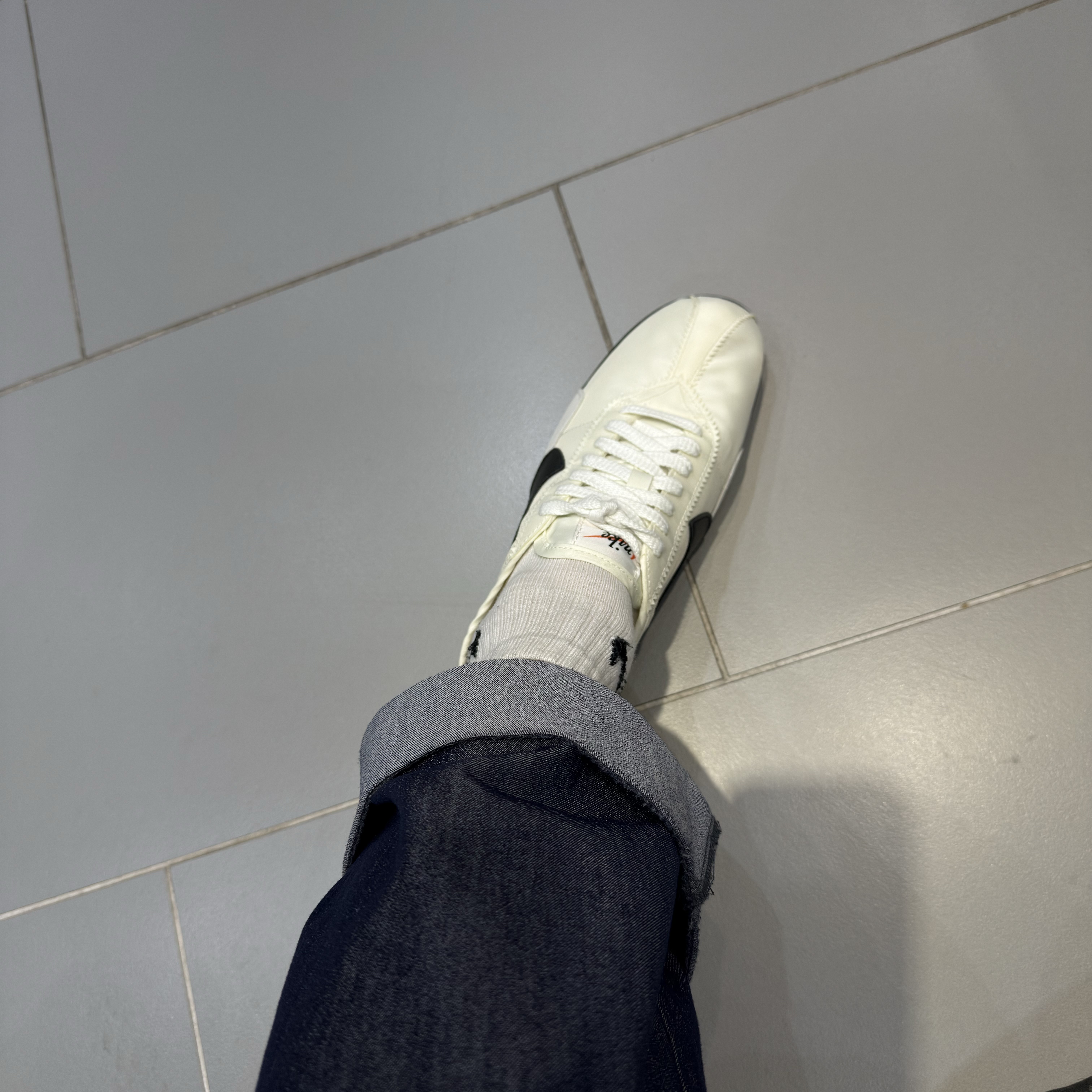 (W) Nike Moon Shoe Soft Pearl and Black 착용 스타일 - 1