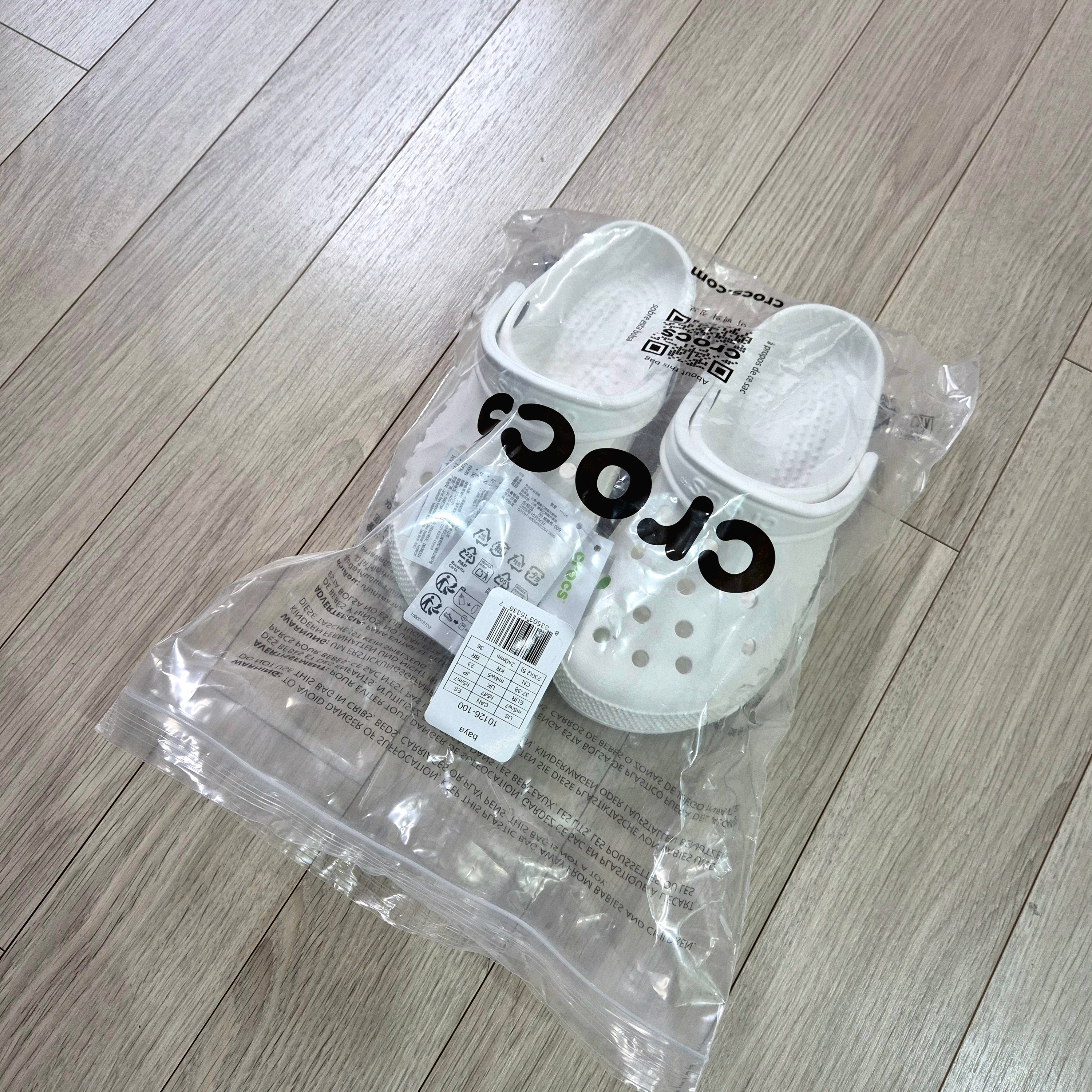 Crocs Classic Clog White 착용 스타일 - 1
