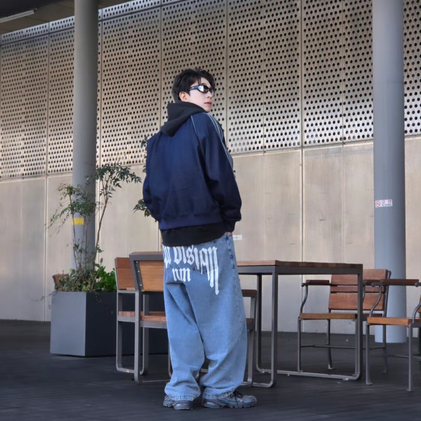 Nike x Drake Nocta Fleece Hoodie Black (FN7659-010), NOMANUAL Raw Vision Denim Pants White Blue 착용 스타일 - 1