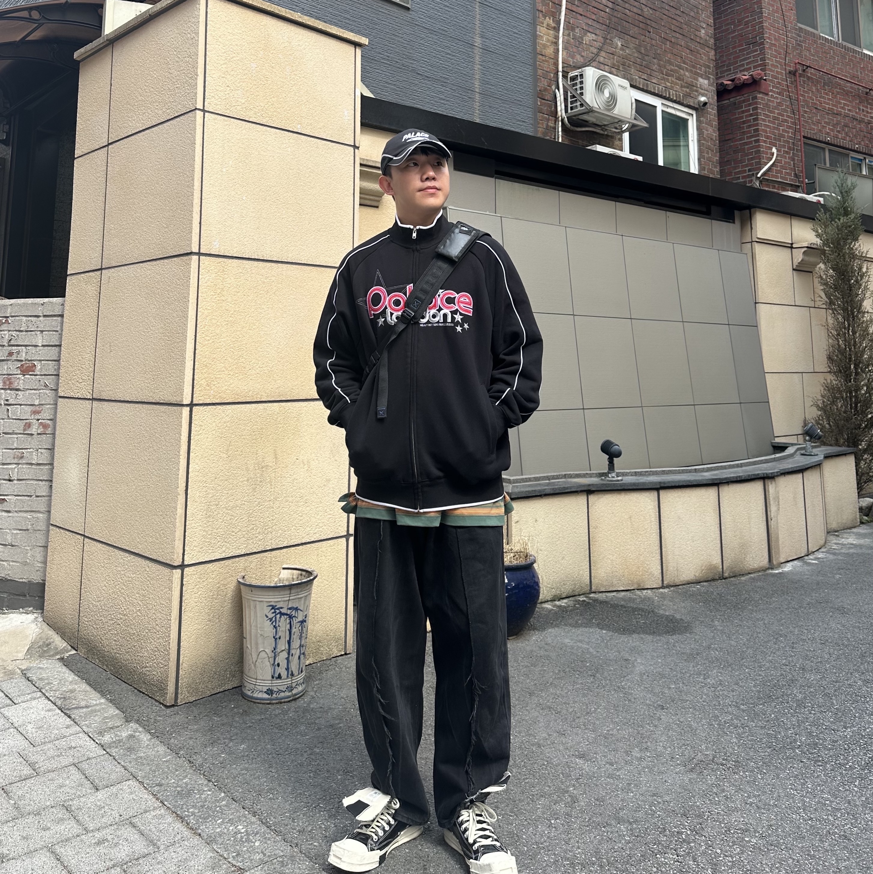 Palace Grimey Zip Funnel Black - 23FW, Palace x Umbro Cap Black - 24SS 착용 스타일 - 3