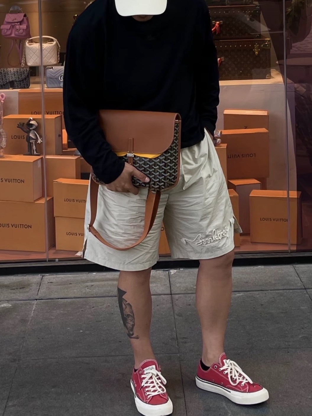 Goyard Coursier Messenger Bag Black Tan 착용 스타일 - 3
