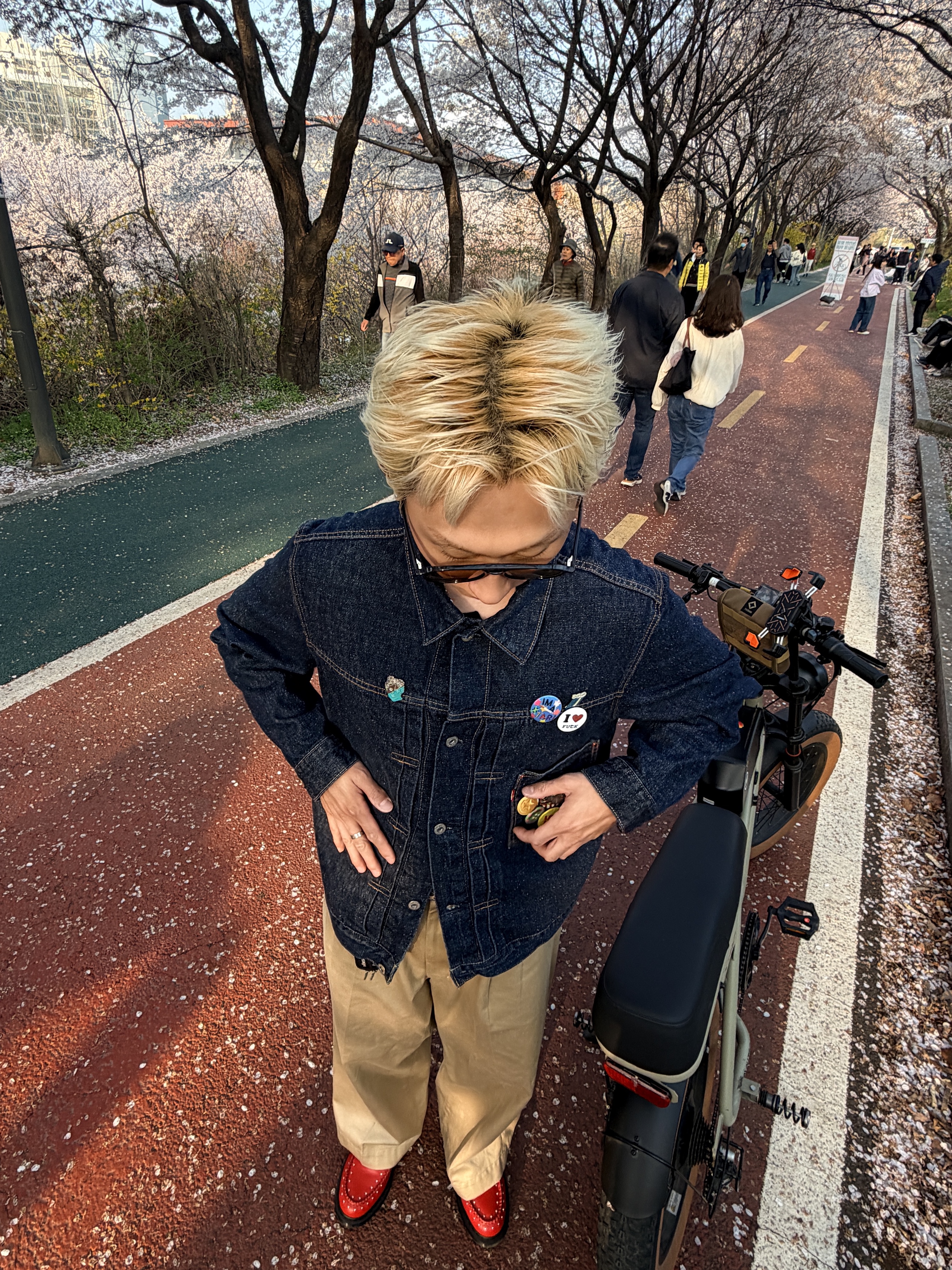 Dr. Martens x Supreme Studded Penton Loafers Red - 25SS, Levi's TYPE I Trucker Jacket Dark Indigo 착용 스타일 - 5