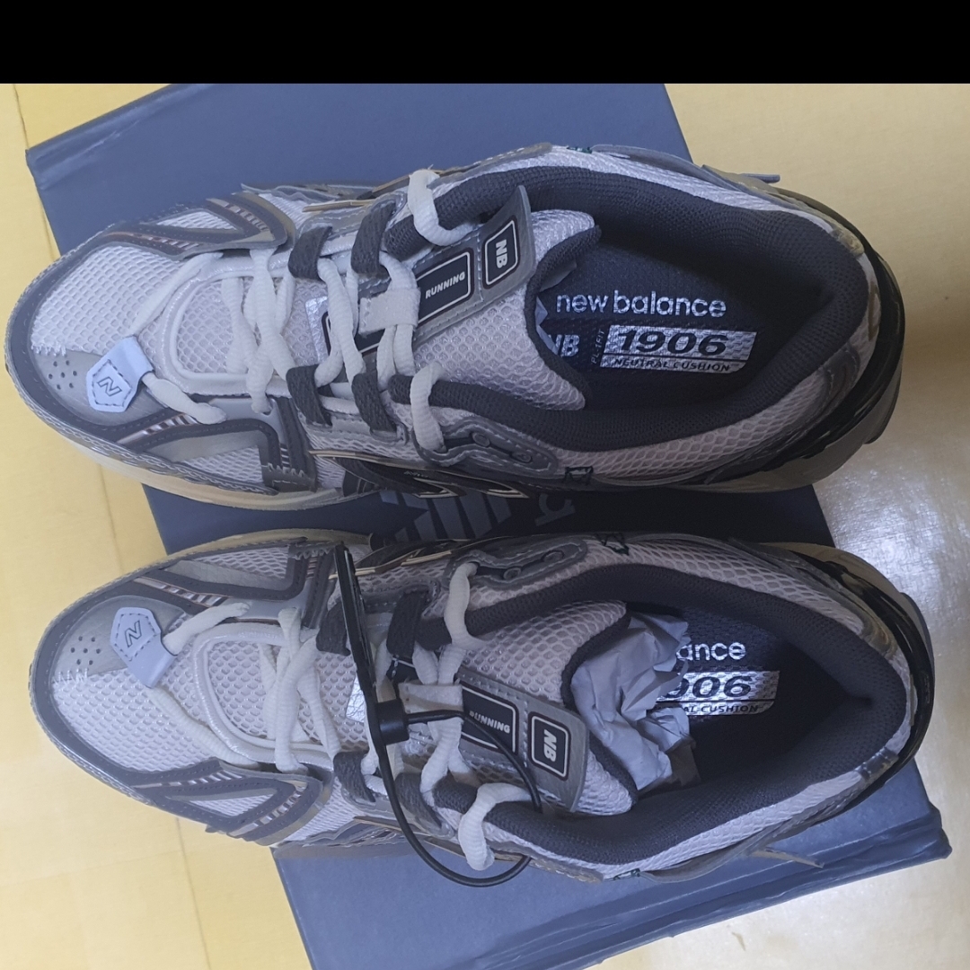 New Balance 1906A Silver Metallic Castlerock 착용 스타일 - 2