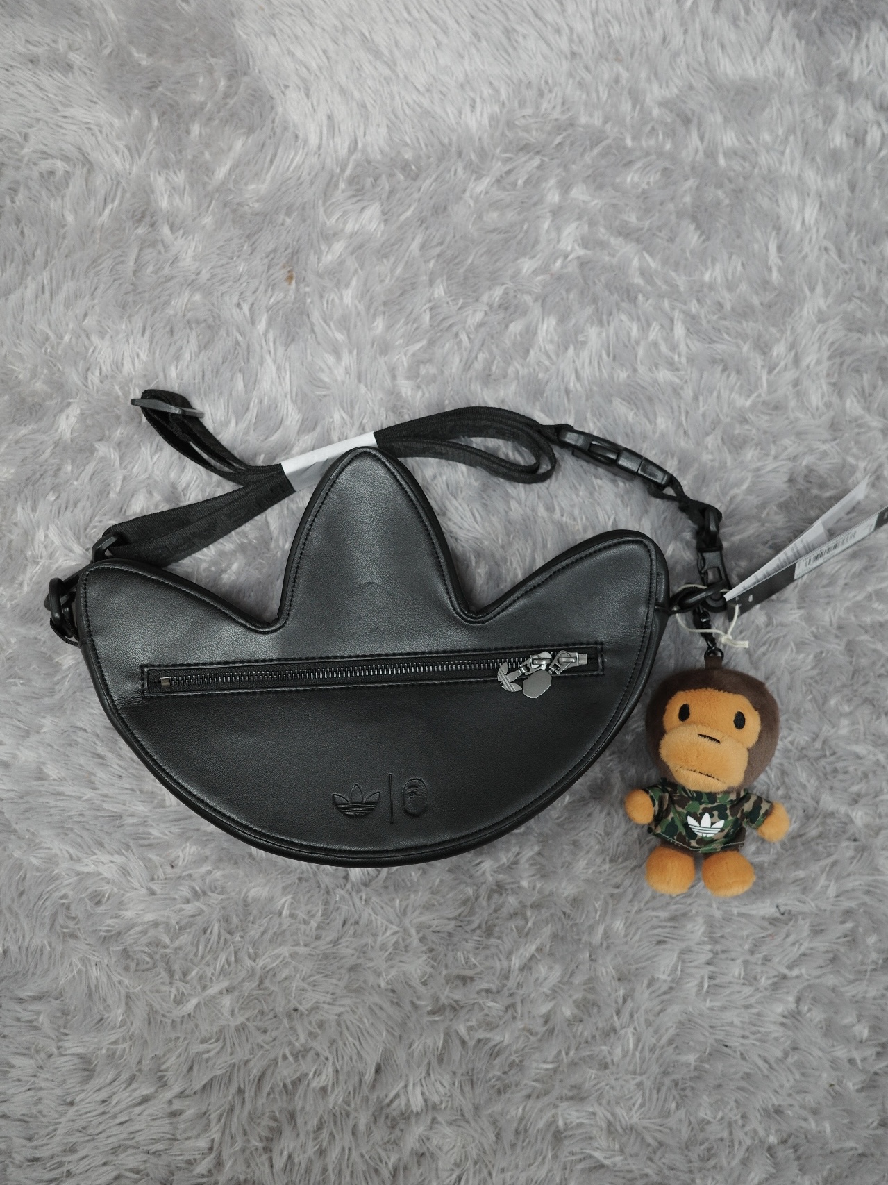 Adidas x BAPE Trefoil Shoulder Bag Black 착용 스타일 - 2