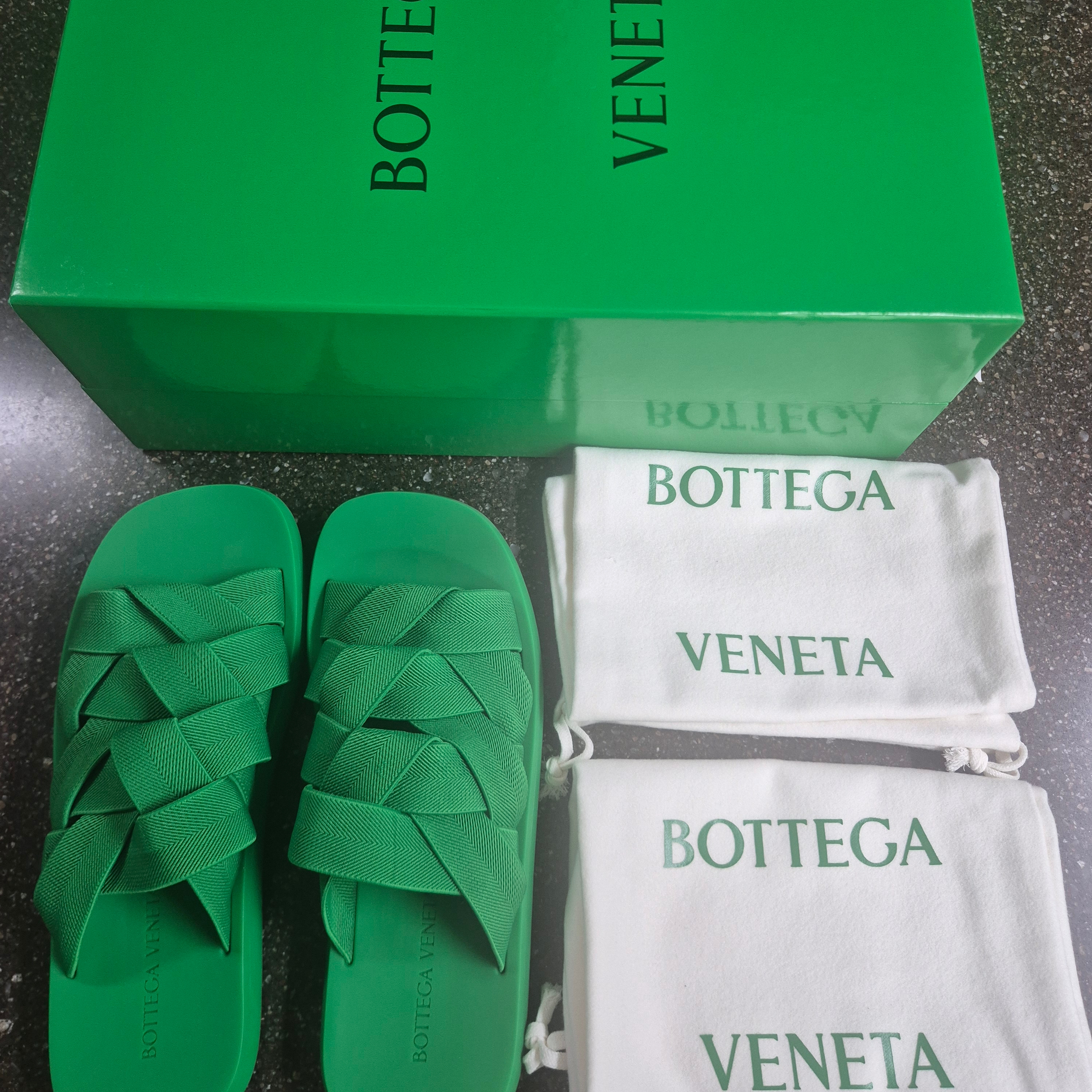 Bottega Veneta Plat Mule Grass 착용 스타일